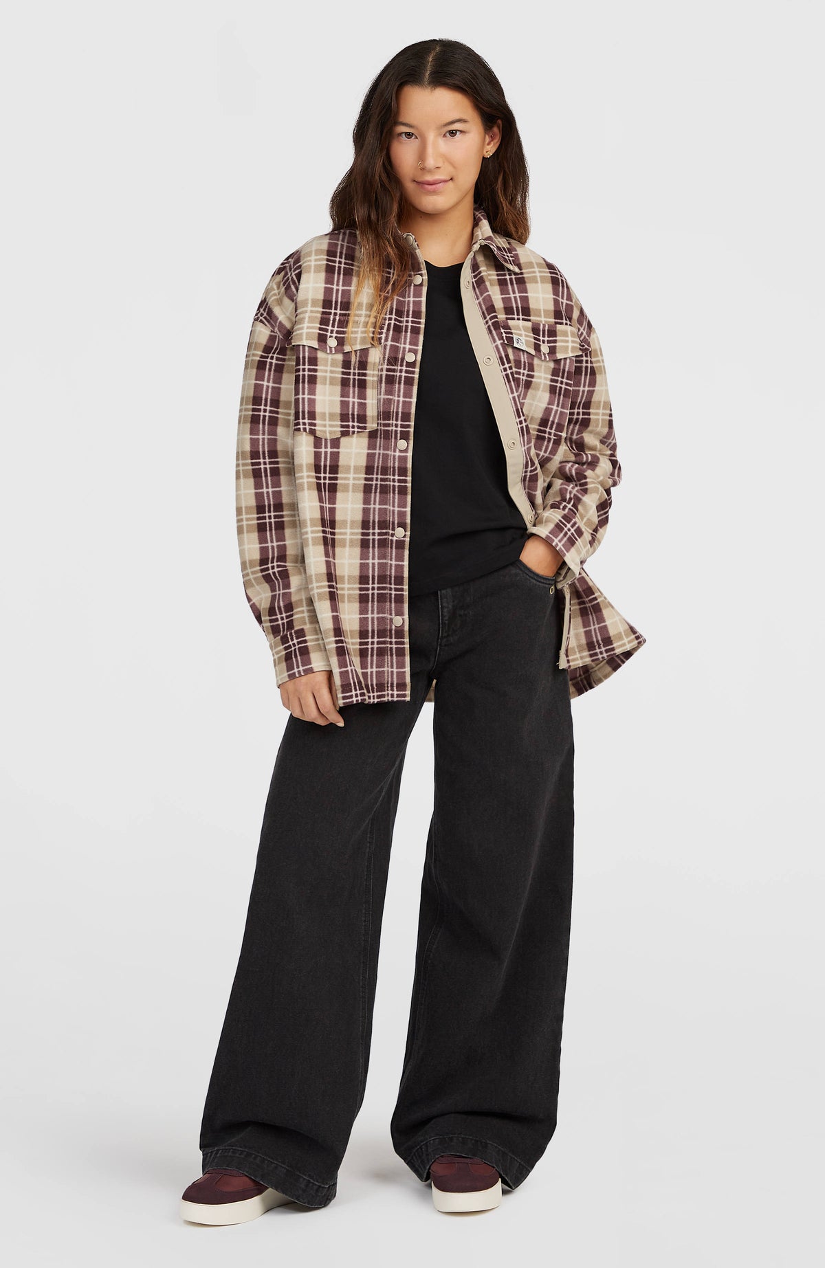 O'Riginals Superfleece Hemd für Damen, grau mit Karomuster in Beige und Braun, Ganzkörperansicht offen am Model