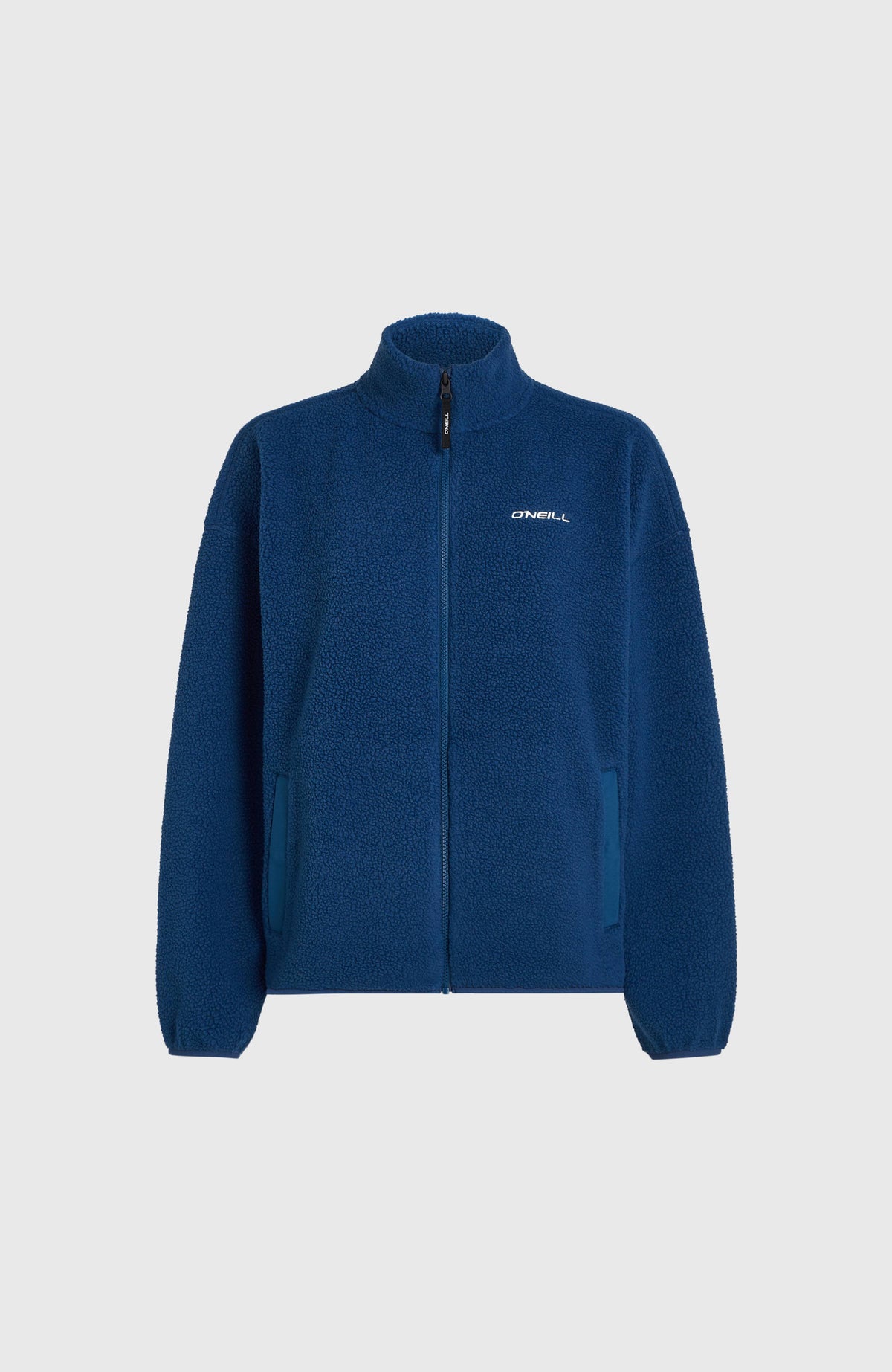Blaue Flauschige Must-Have Fleecejacke für Damen, freigestellt von vorne mit Reißverschluss und Taschen