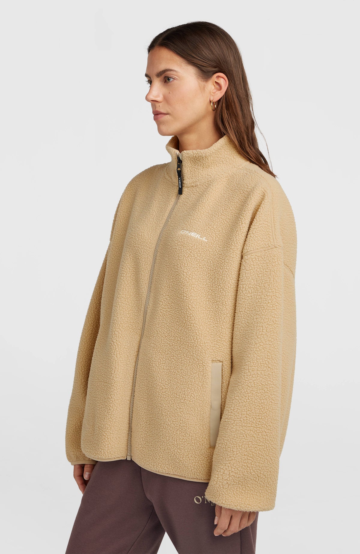 Flauschige Must-Have Fleecejacke für Damen, beige, Dreiviertelansicht am Model mit seitlicher Eingrifftasche