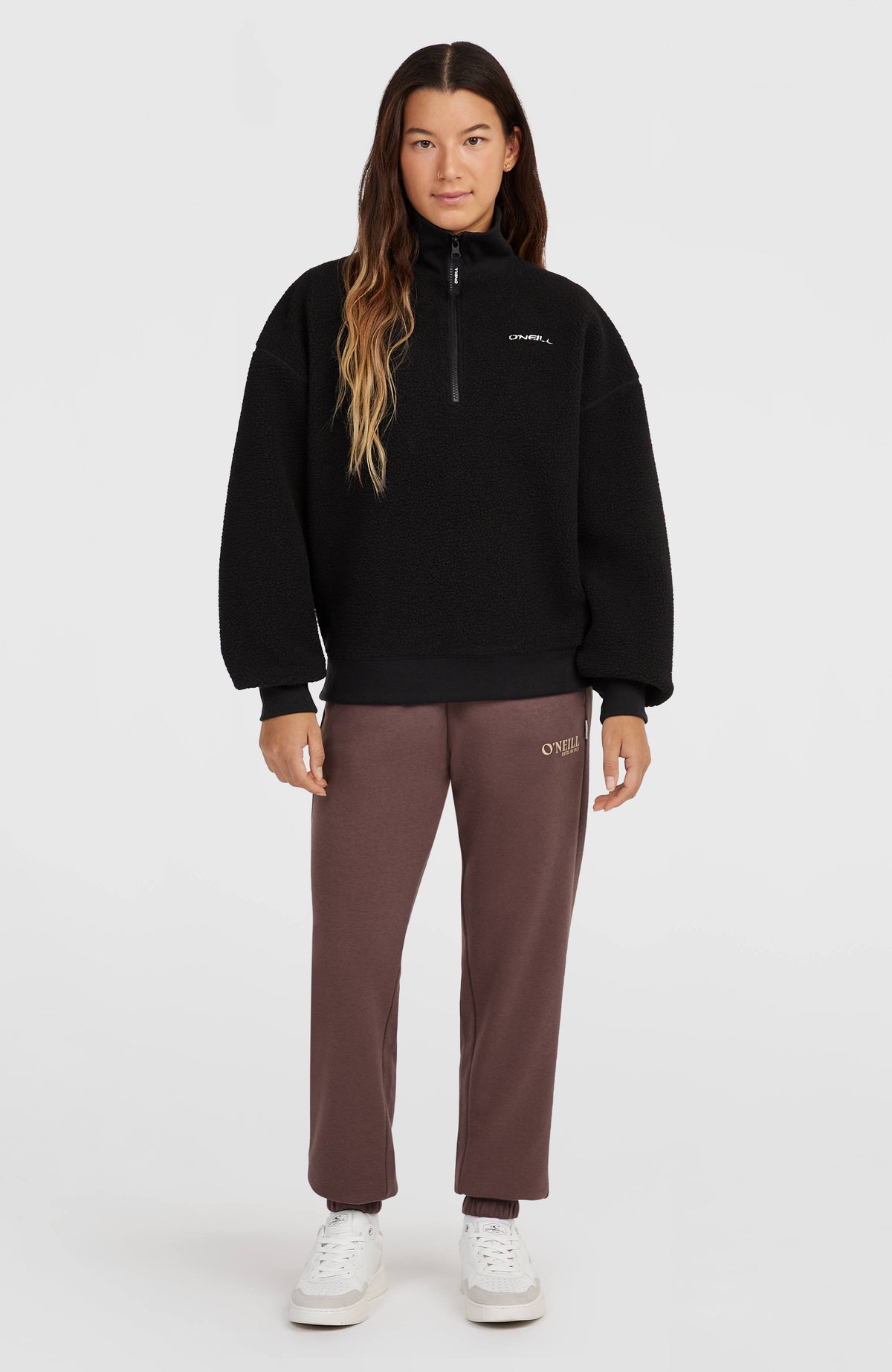 Must-Have Fleecepullover für Damen in Schwarz, Ganzkörperansicht getragen am Model mit weitem Schnitt