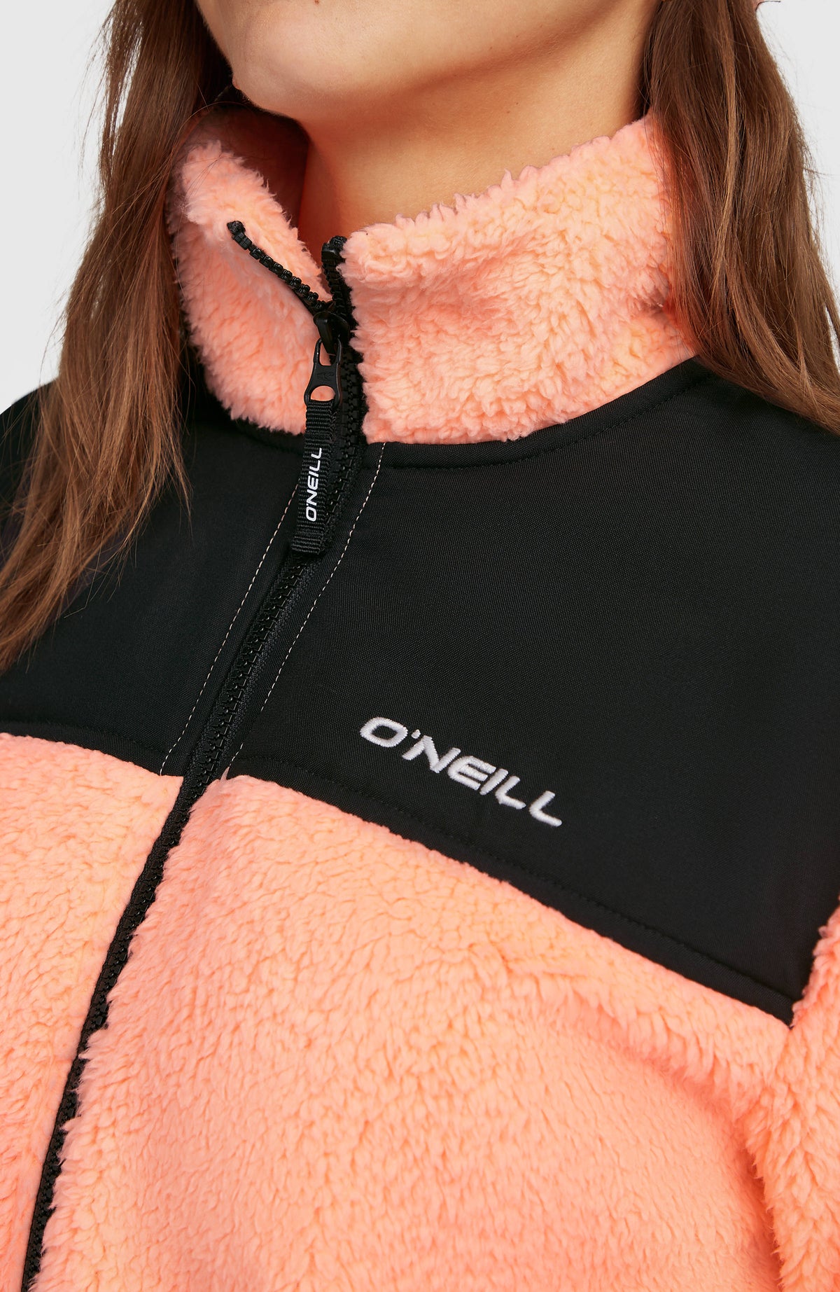FWC'Cruz Fuzzy Fleecejacke, orange, Nahaufnahme am Model mit Stehkragen und Reißverschluss