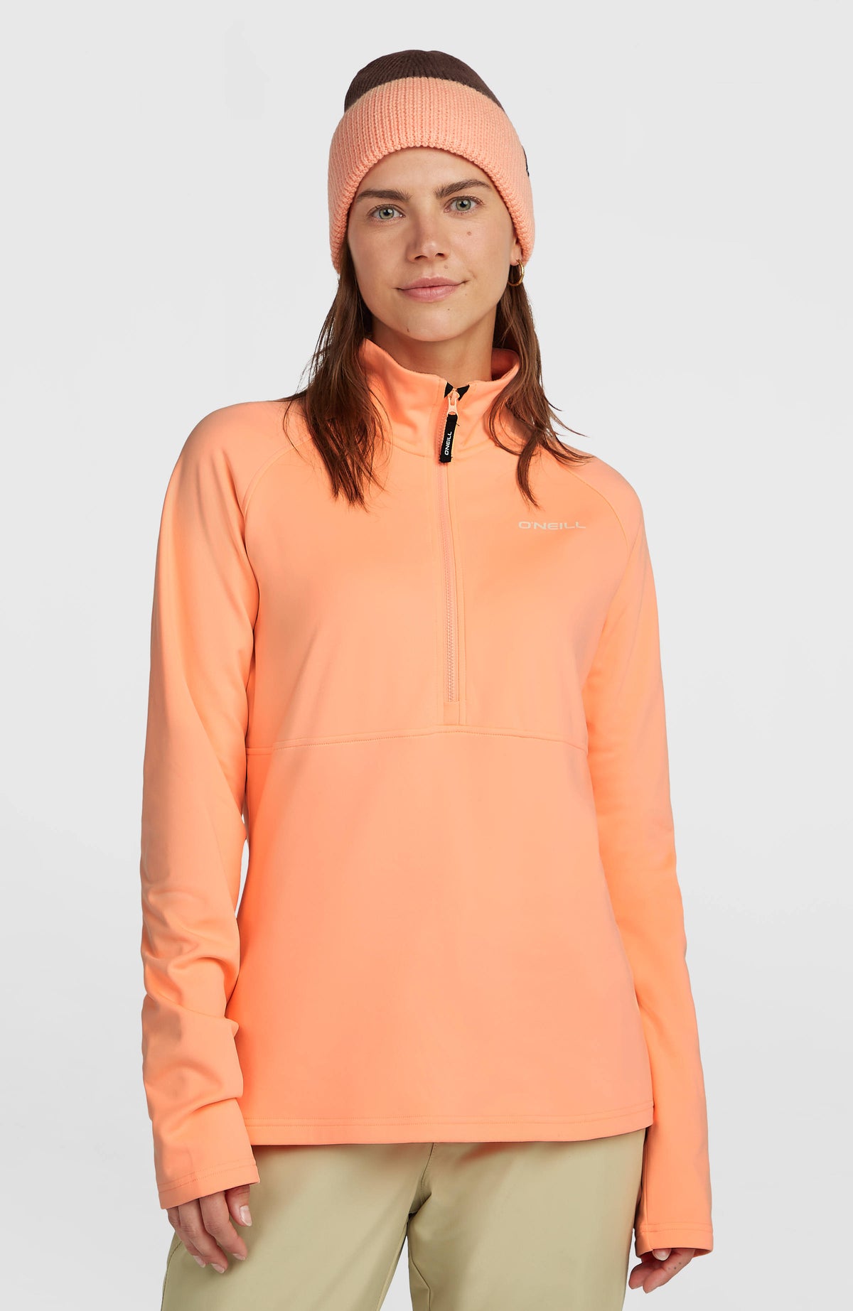 O'Neill FWC'Cruz Fleecepullover mit Halbreißverschluss für Damen, orange, Vorderansicht am Model mit Stehkragen