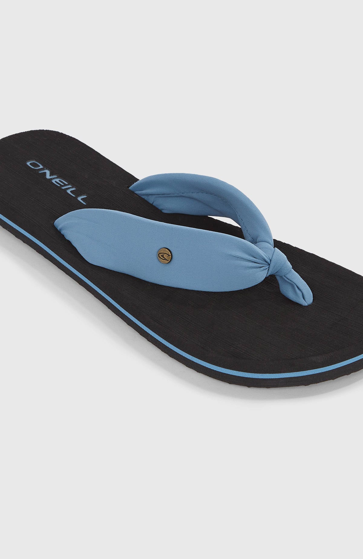 Ditsy Sun Sandalen, blau, Nahaufnahme des geknoteten Riemens mit kleinem Logo-Emblem