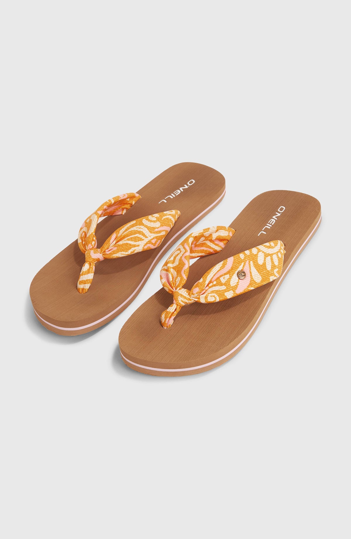 O'Neill Ditsy Sun Sandalen für Damen, orange mit abstraktem Muster in Weiß und Rosa, freigestellt von schräg oben