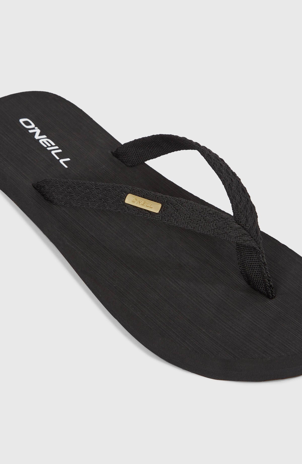 Ditsy Jacquard Sandalen für Damen, schwarz, Nahaufnahme des Riemens mit kleiner Logo-Plakette
