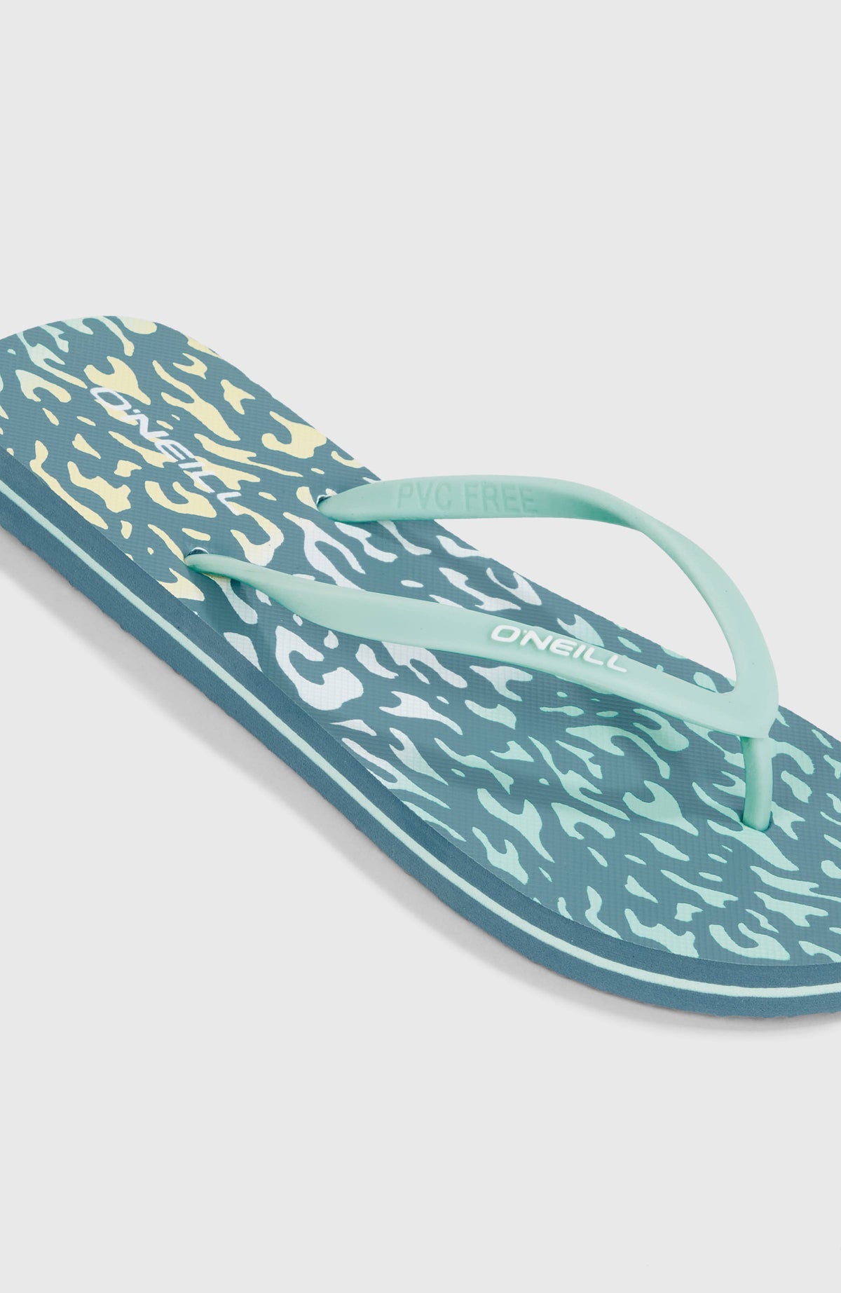 Profile Graphic Sandalen, gelb mit Tiermuster in Türkis, Nahaufnahme des Zehenriemens mit Logo-Schriftzug