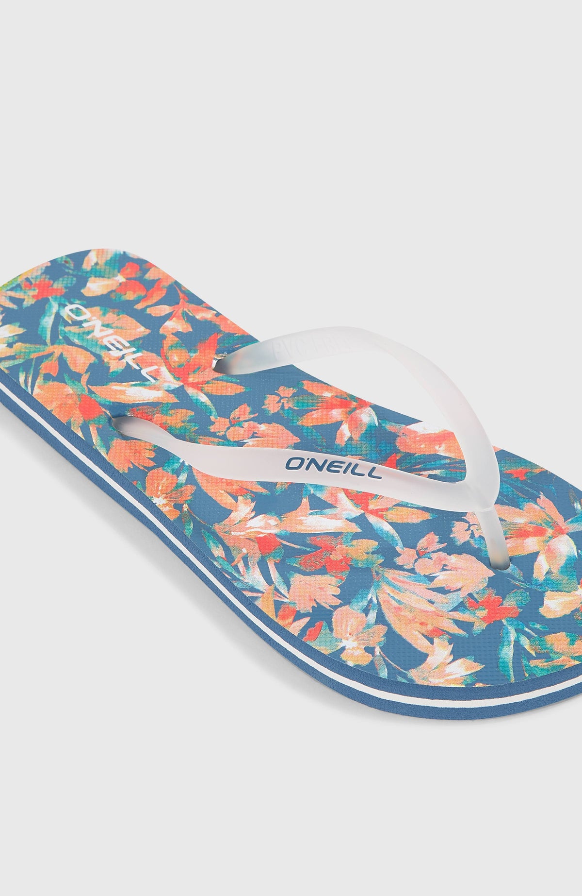 Nahaufnahme der blauen Profile Graphic Sandalen mit Blumenmuster in Orange, transparenter Riemen mit Logo