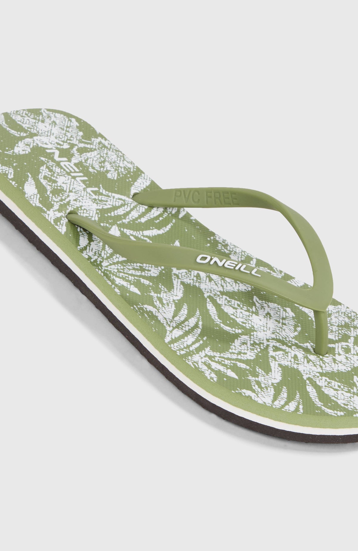 Nahaufnahme der grünen Profile Graphic Sandalen mit Pflanzenmuster in Weiß, Zehenriemen mit Logo-Schriftzug