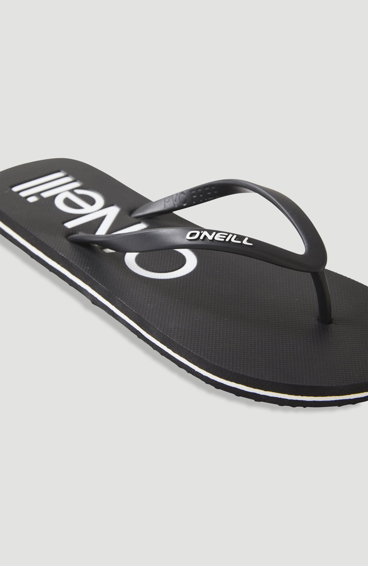 Nahaufnahme von Zehensteg und Riemen der schwarzen Profile Logo Sandalen für Damen mit Logo-Print in Weiß