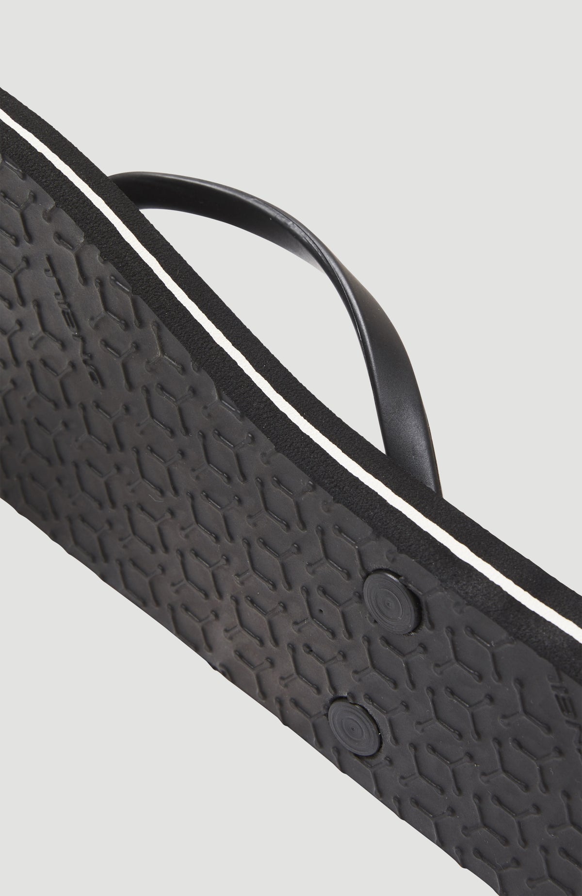 Nahaufnahme der strukturierten Laufsohle der schwarzen Profile Logo Sandalen für Damen mit Logo-Print in Weiß