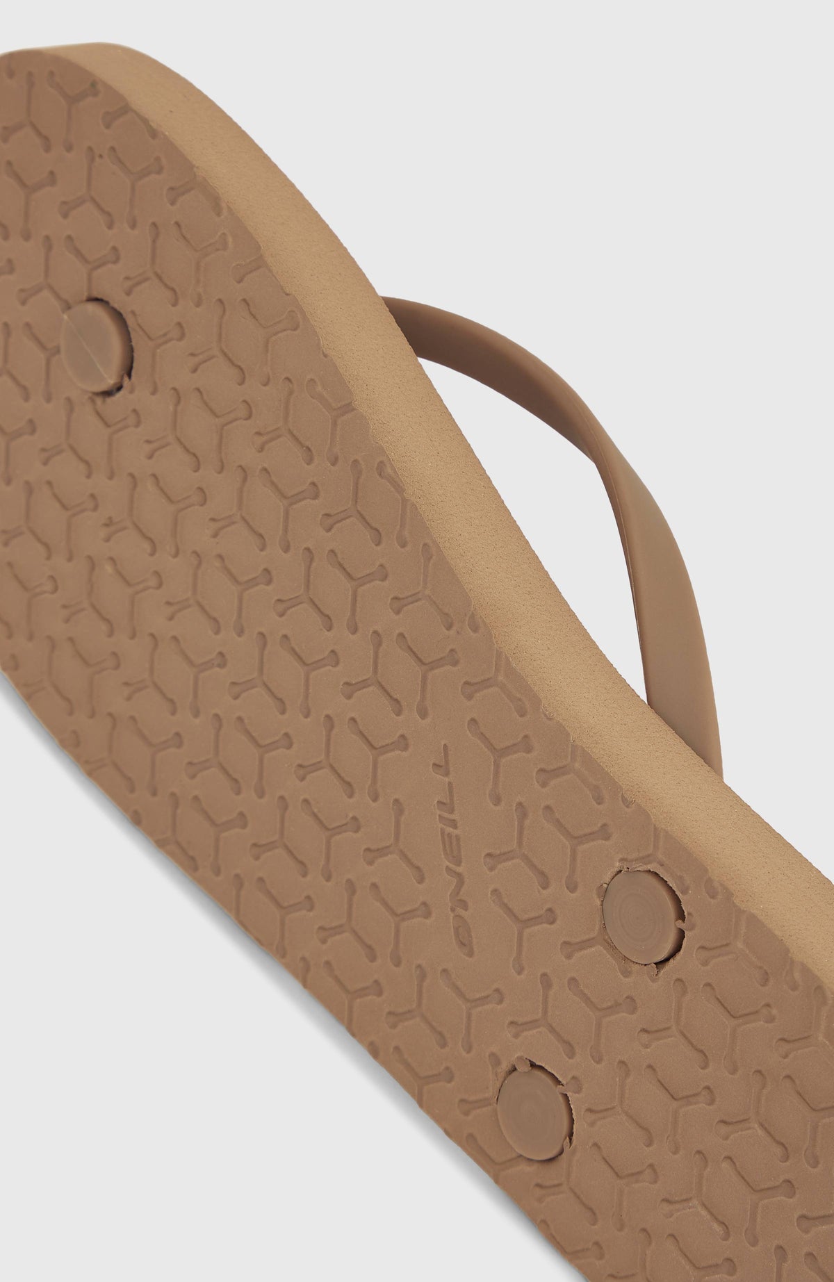 Nahaufnahme der profilierten Sohlenunterseite der braunen Profile Small Logo Sandalen