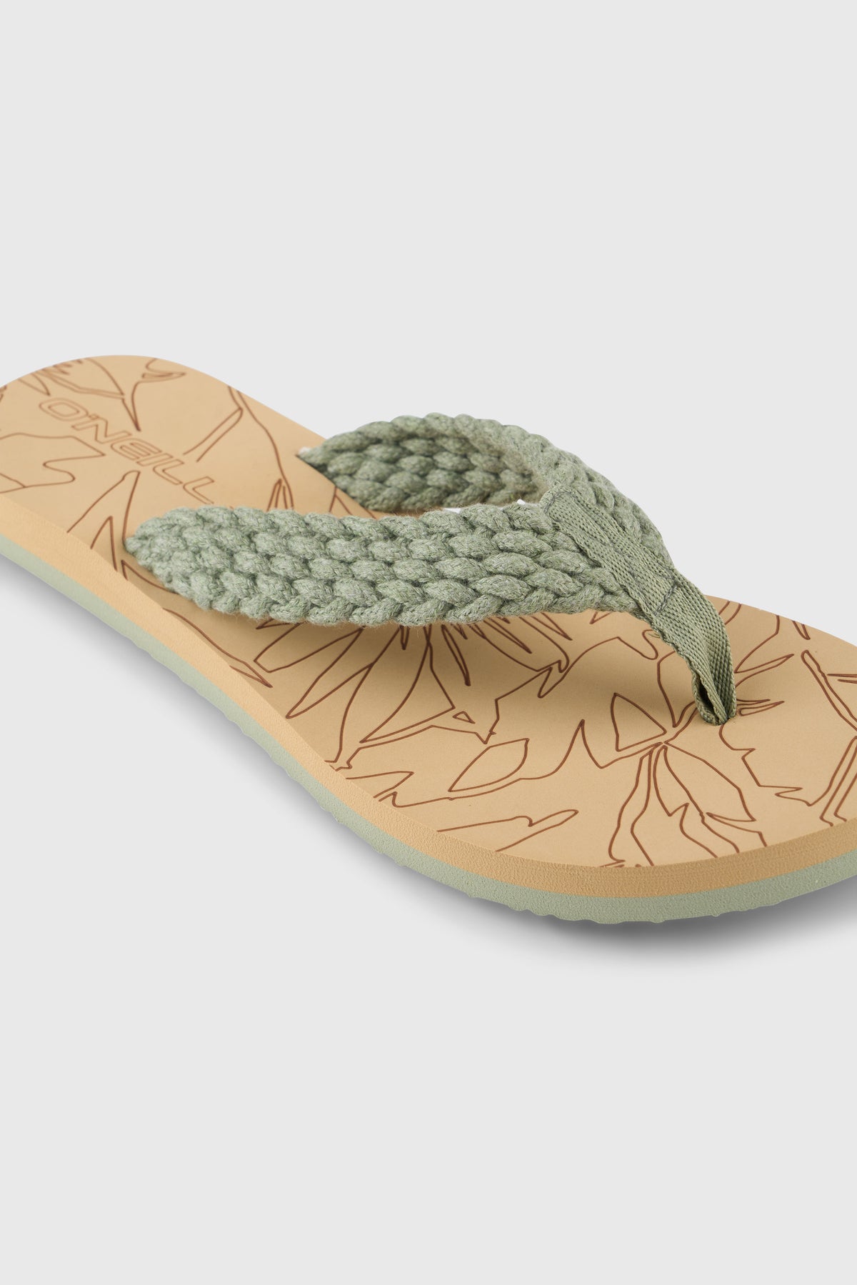 Sandalen mit floralem Print für Damen, grün, Nahaufnahme von schräg oben, geflochtener Riemen auf dem Fußbett