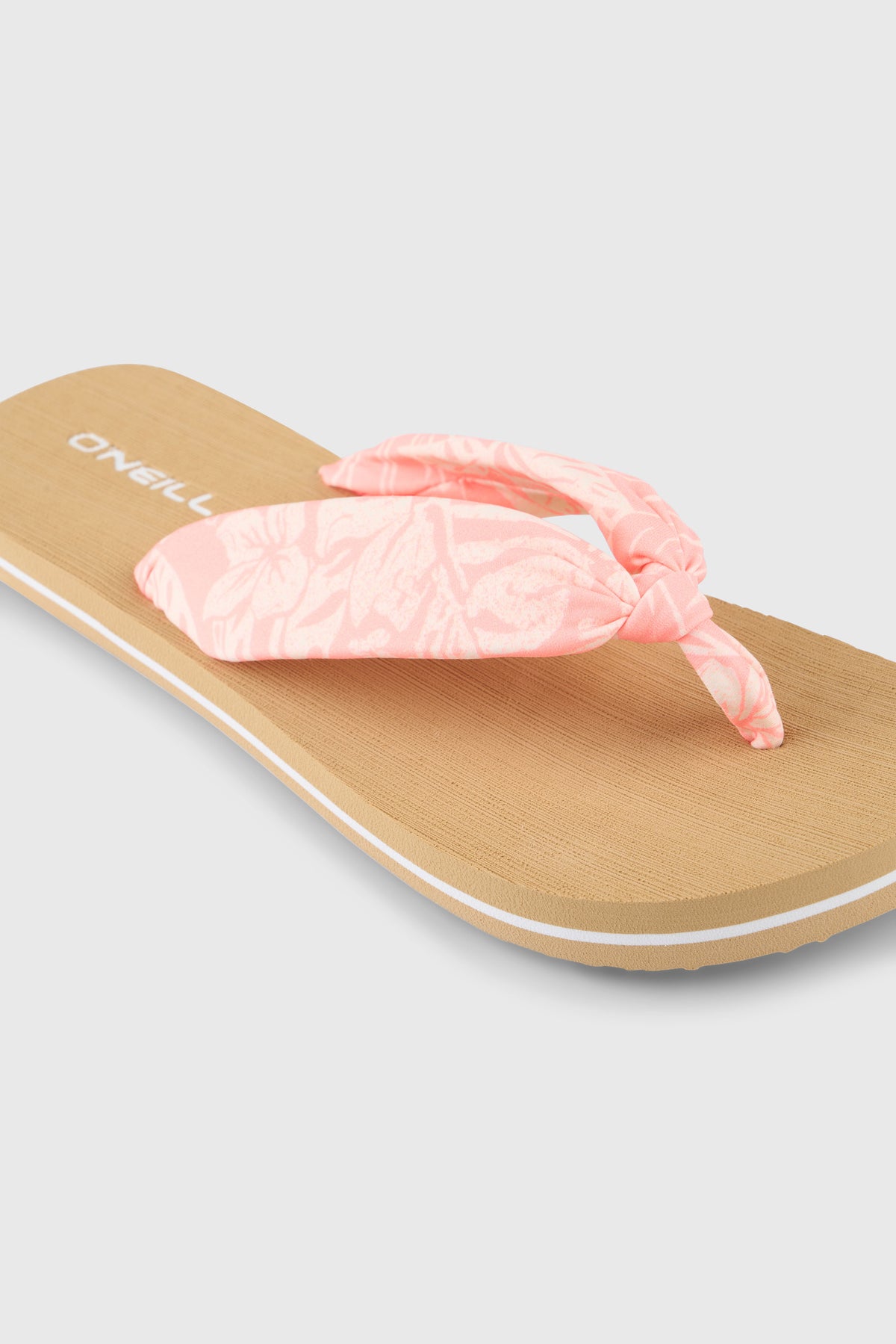 Nahaufnahme der orangen Ditsy Sun Sandalen für Damen mit Blumenmuster in Weiß, Fokus auf dem Zehensteg