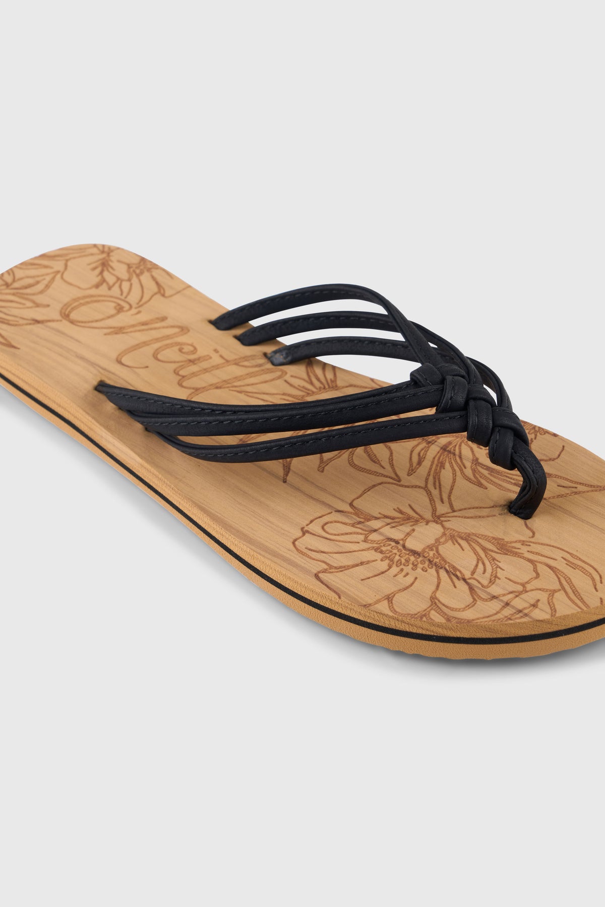 Nahaufnahme der schwarzen Ditsy Sandalen mit geknoteten Riemen am Zehensteg