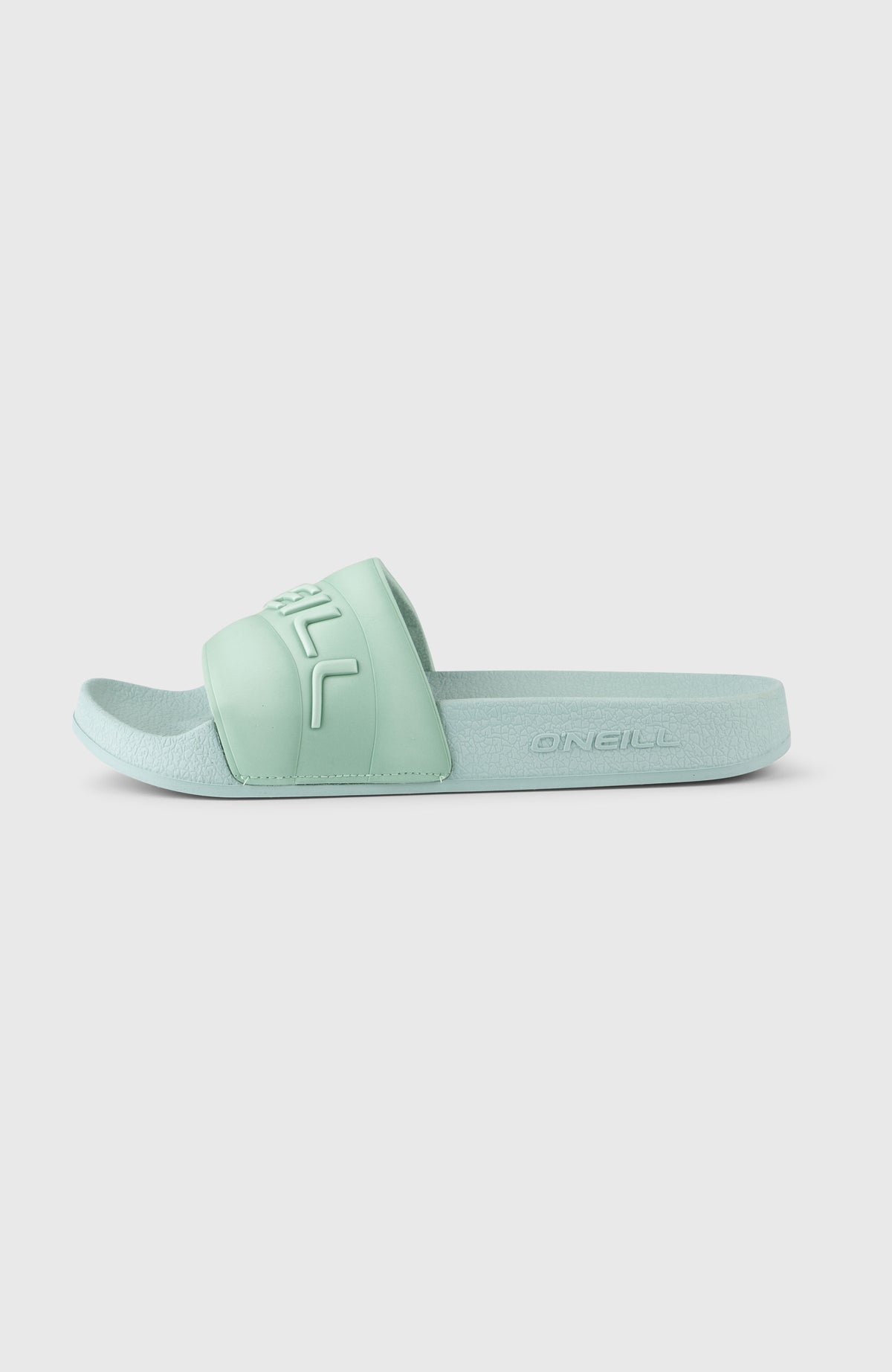 Embossed Slides für Damen, grün, freigestellt von der Seite, Sohle mit geprägtem Logo