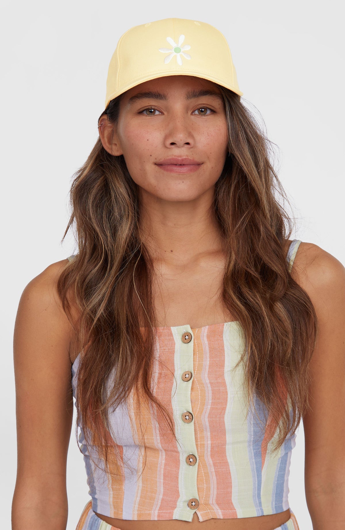 Beach Vintage Cap für Damen, gelb mit Blumen-Stickerei in Weiß, getragen am Model, Vorderansicht