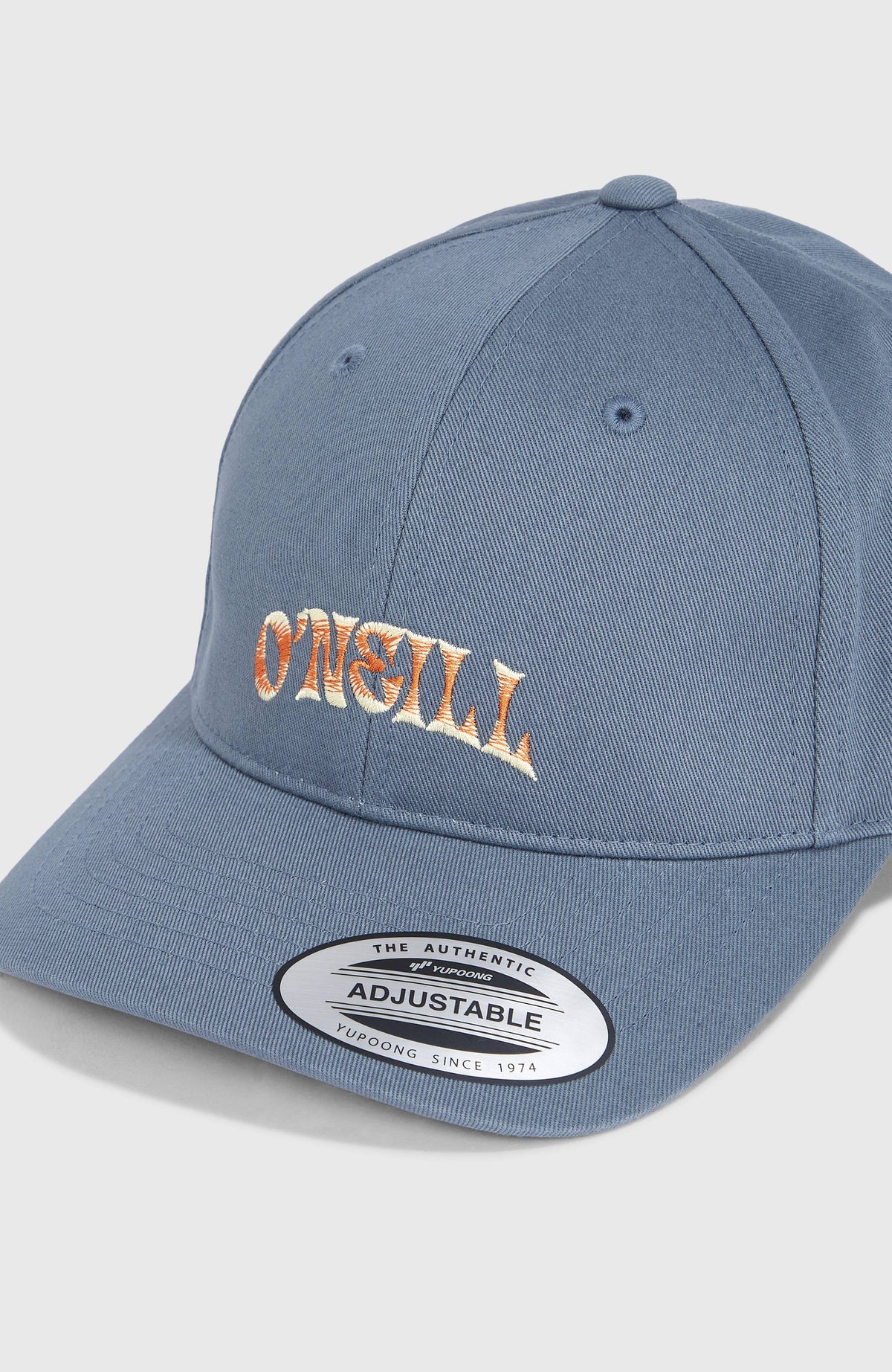 Blaue Beach Vintage Cap für Damen, Nahaufnahme von Schirm und Logo-Stickerei