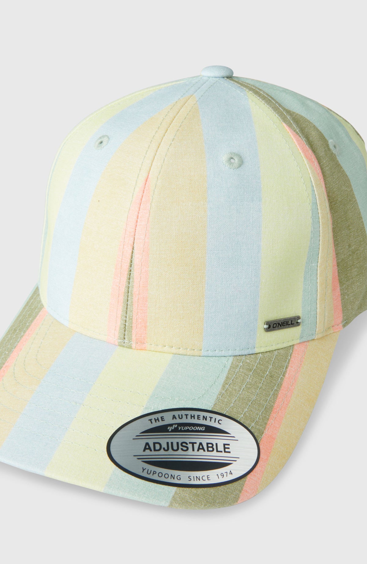 Nahaufnahme der gelben Seacoast Cap mit Streifenmuster in Blau und Grün, kleines Logo-Emblem