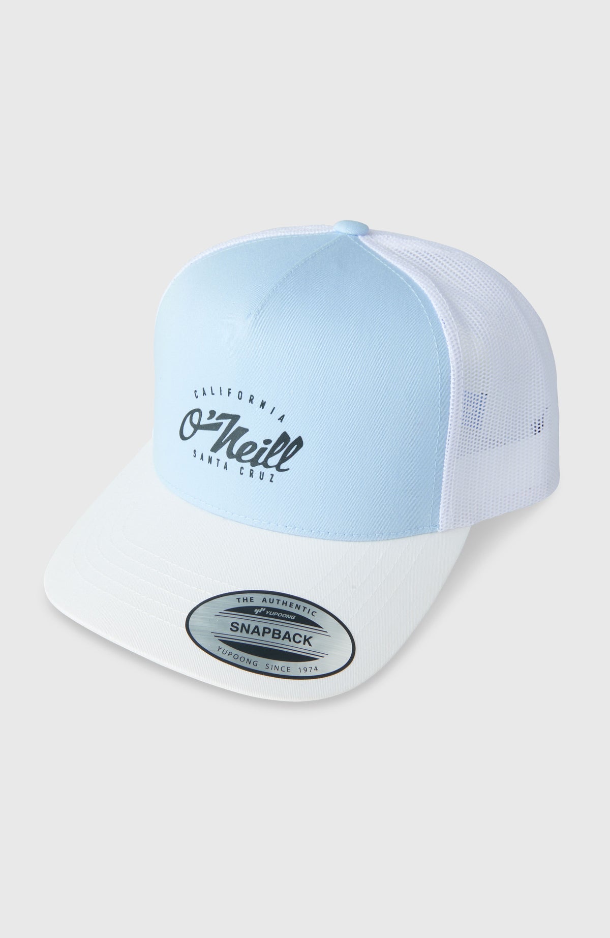 O'Neill Seacoast Trucker Cap für Damen, blau mit Logo-Print in Schwarz, freigestellt von schräg vorne
