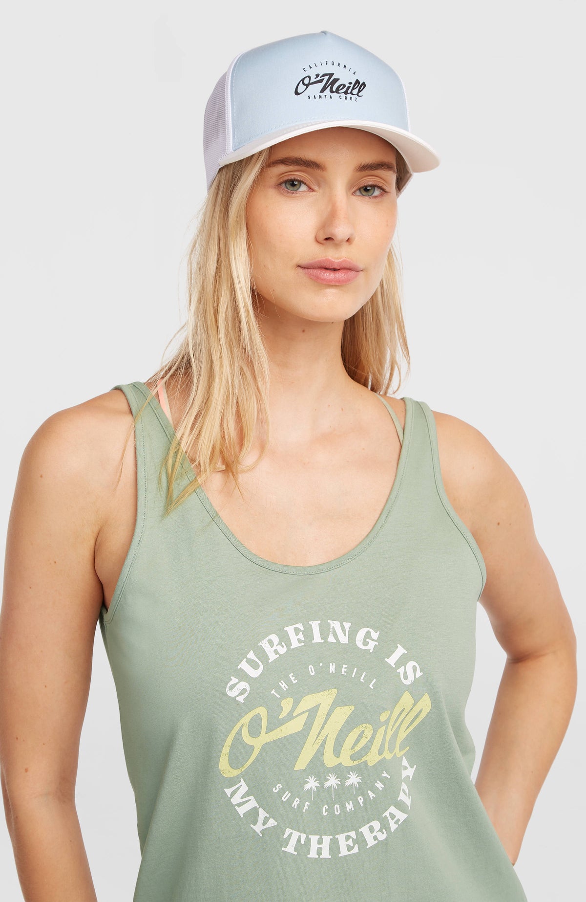 Seacoast Trucker Cap für Damen, blau mit Logo-Print in Schwarz, getragen am Model in Vorderansicht