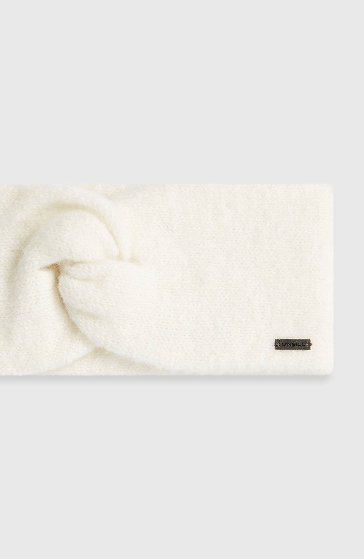 Nahaufnahme von Knotendetail und Logo-Badge am weißen Nora Stirnband für Damen