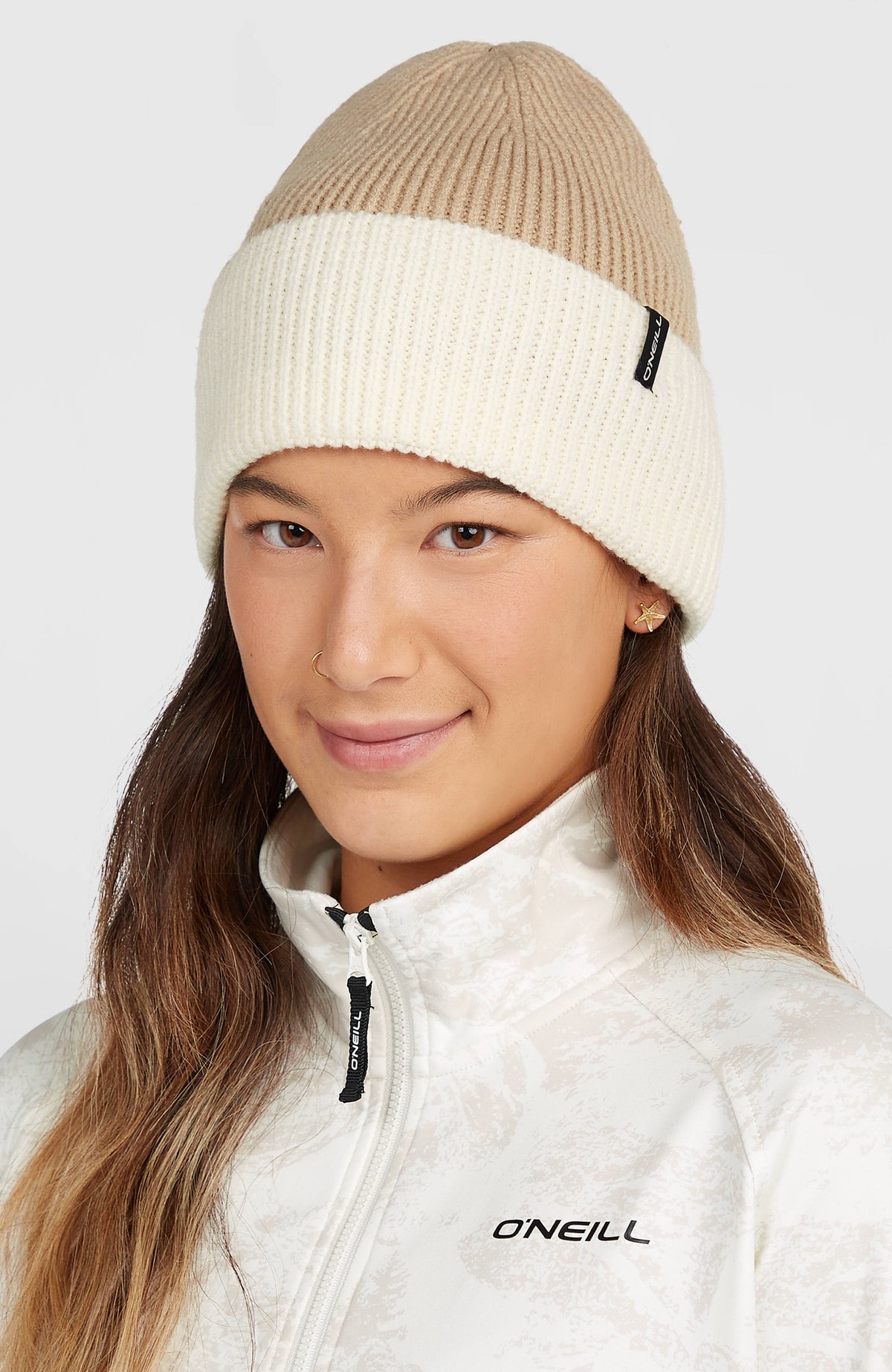 FWC'Cruz Colourblock Beanie für Damen, beige, getragen am Model, Vorderansicht mit seitlichem Logo-Fähnchen