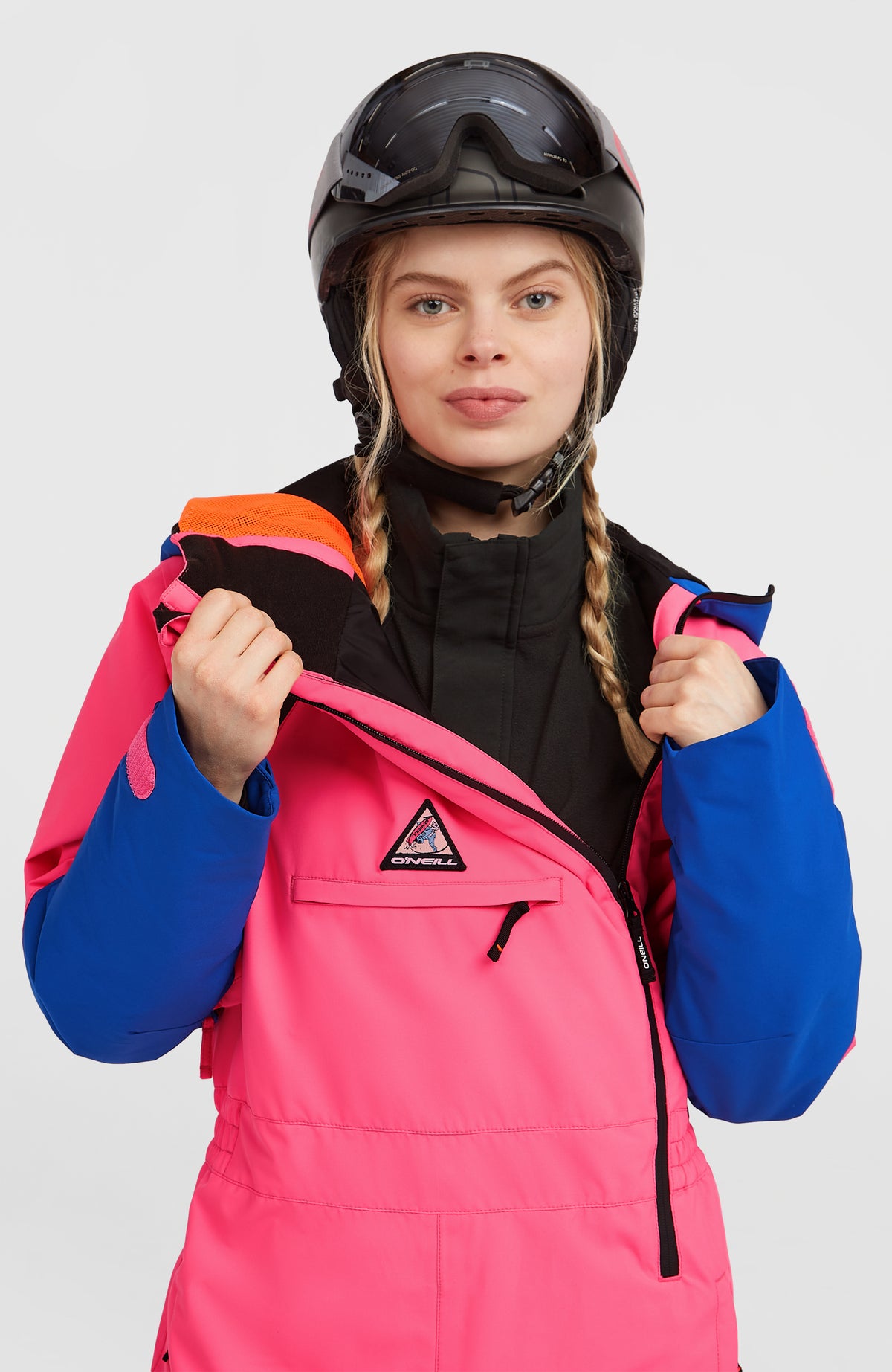 FWC'Play Overall in Pink für Damen, geöffneter Kragen mit Reißverschluss am Model