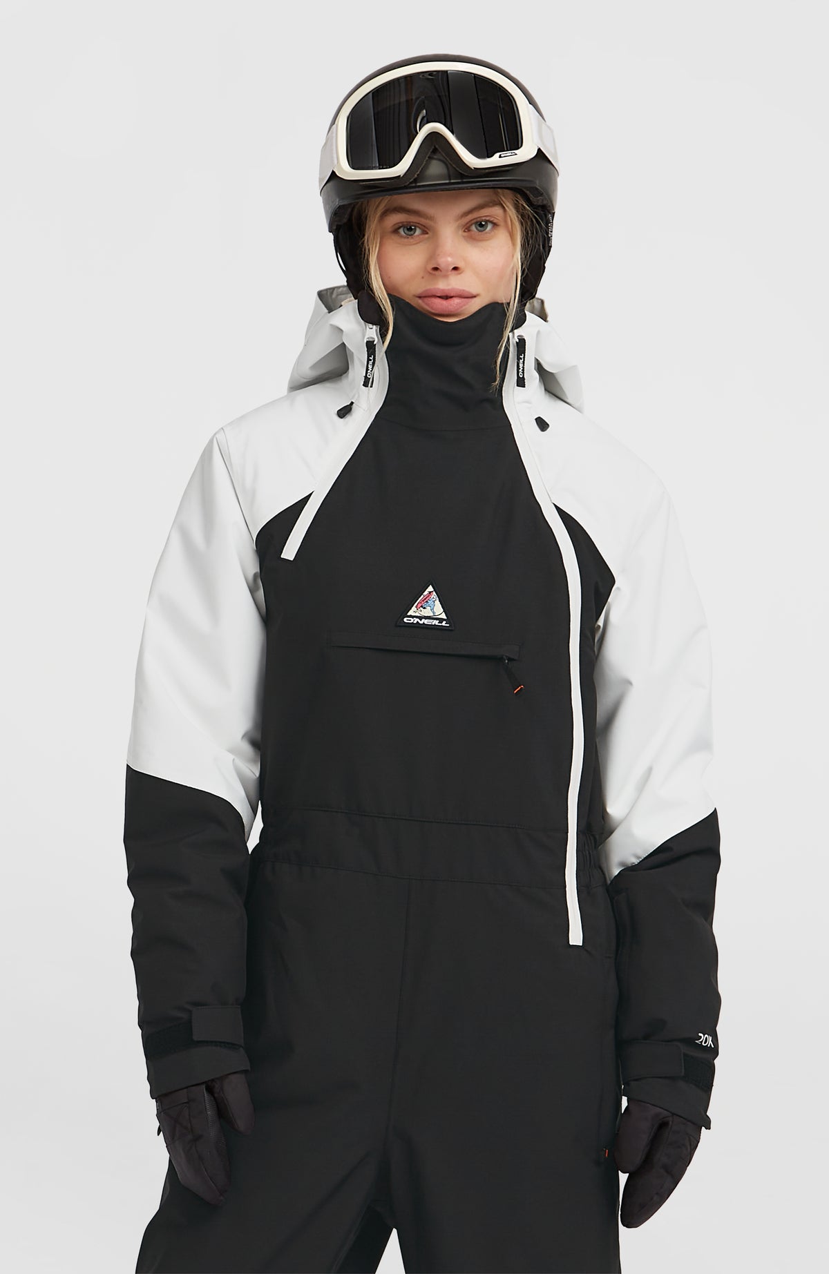 FWC'Play Overall für Damen, schwarz, Vorderansicht am Model, hoher Stehkragen und Brusttasche