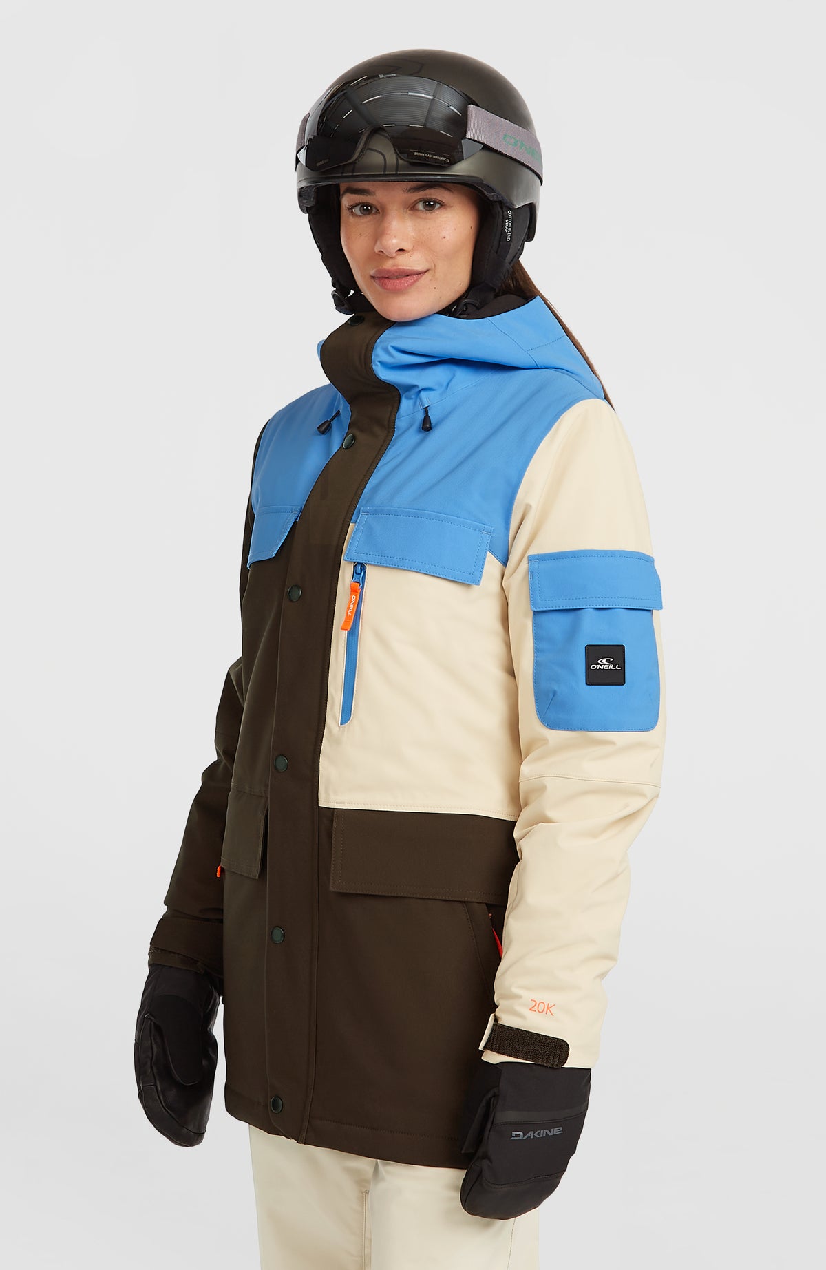 FWC'Peak Pro Skijacke für Damen in Blau, getragen am Model, Halbprofil mit Ärmeltasche und Stehkragen