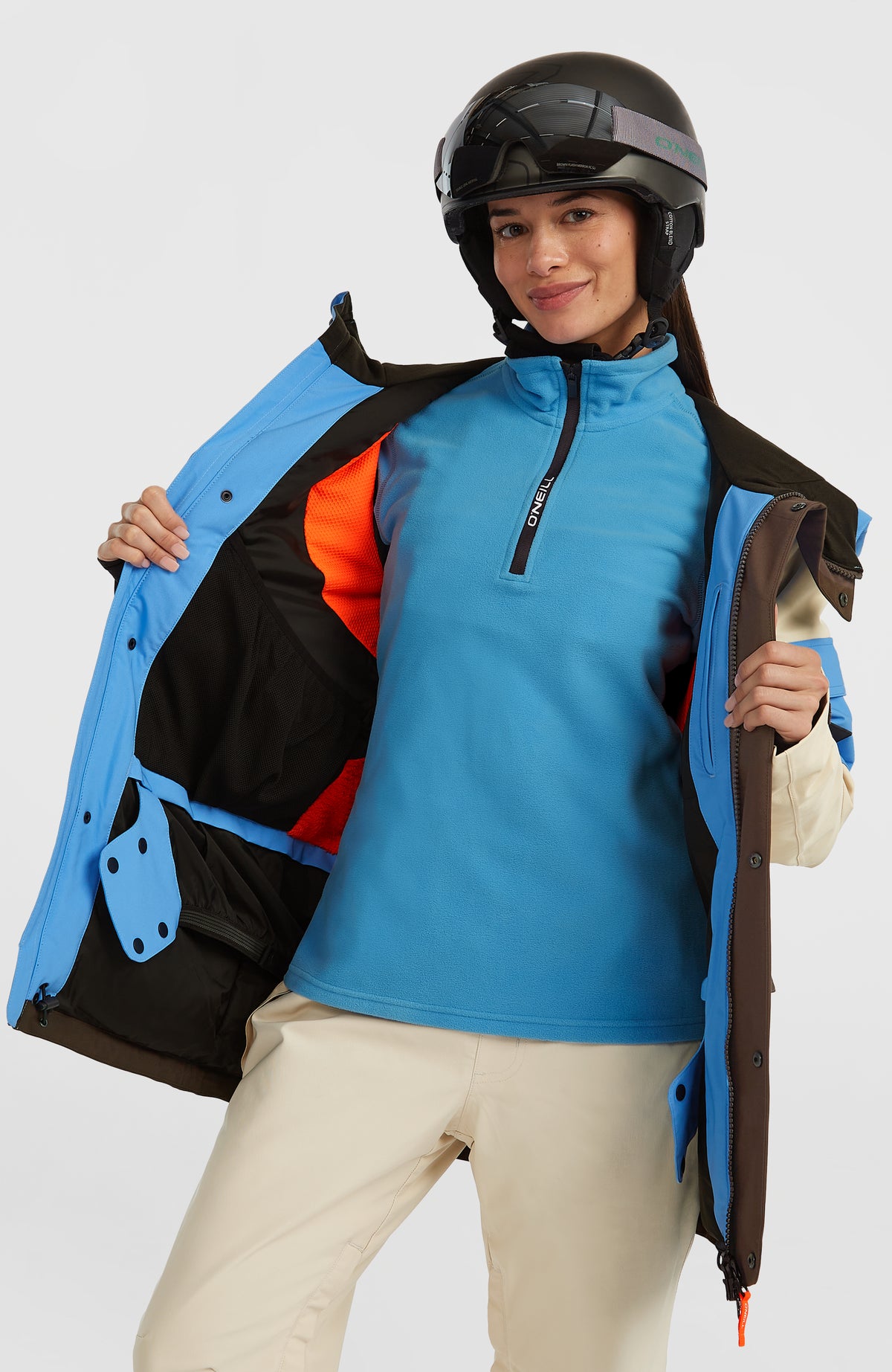 FWC'Peak Pro Skijacke für Damen in Blau, getragen am Model mit geöffneter Front und Innentaschen