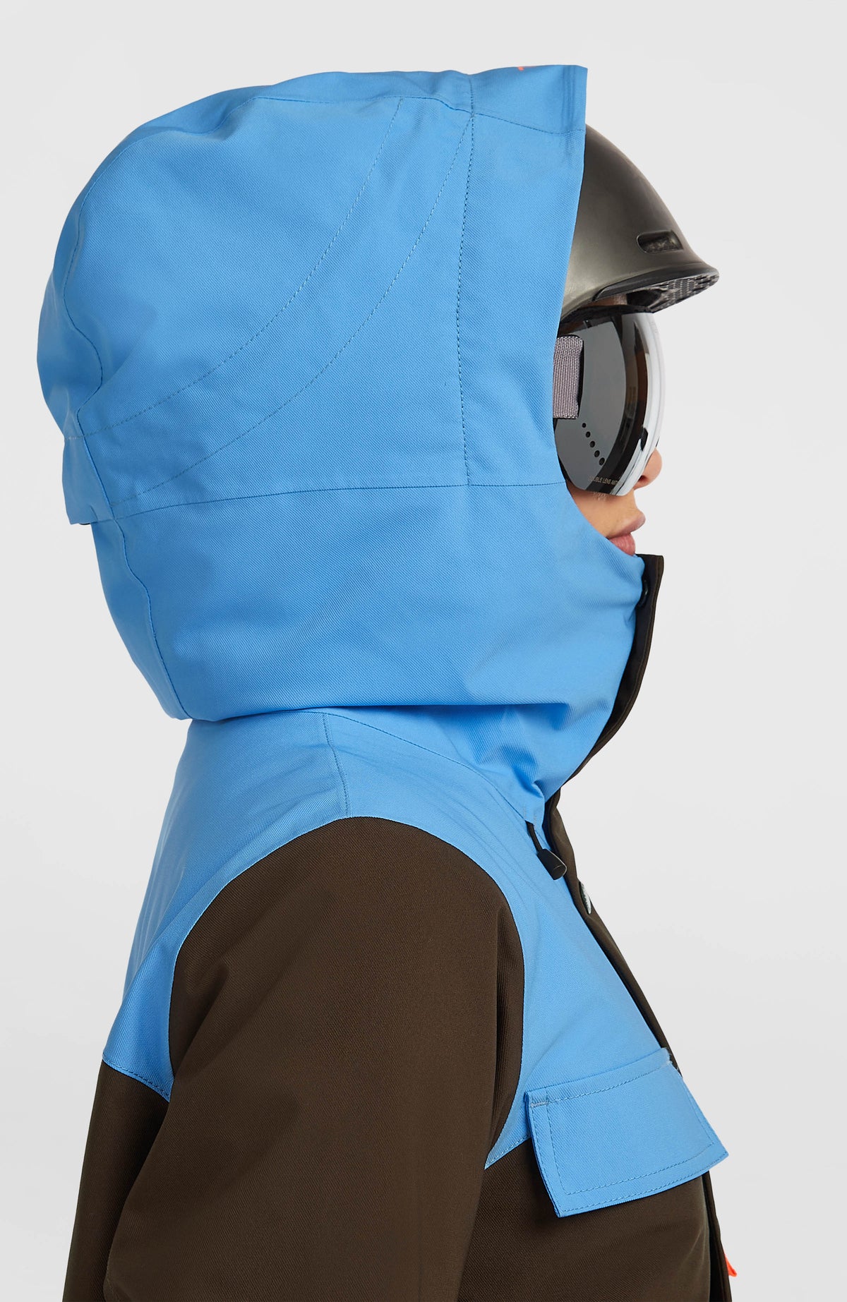 FWC'Peak Pro Skijacke für Damen in Blau, getragen am Model, Seitenansicht mit geschlossener Kapuze