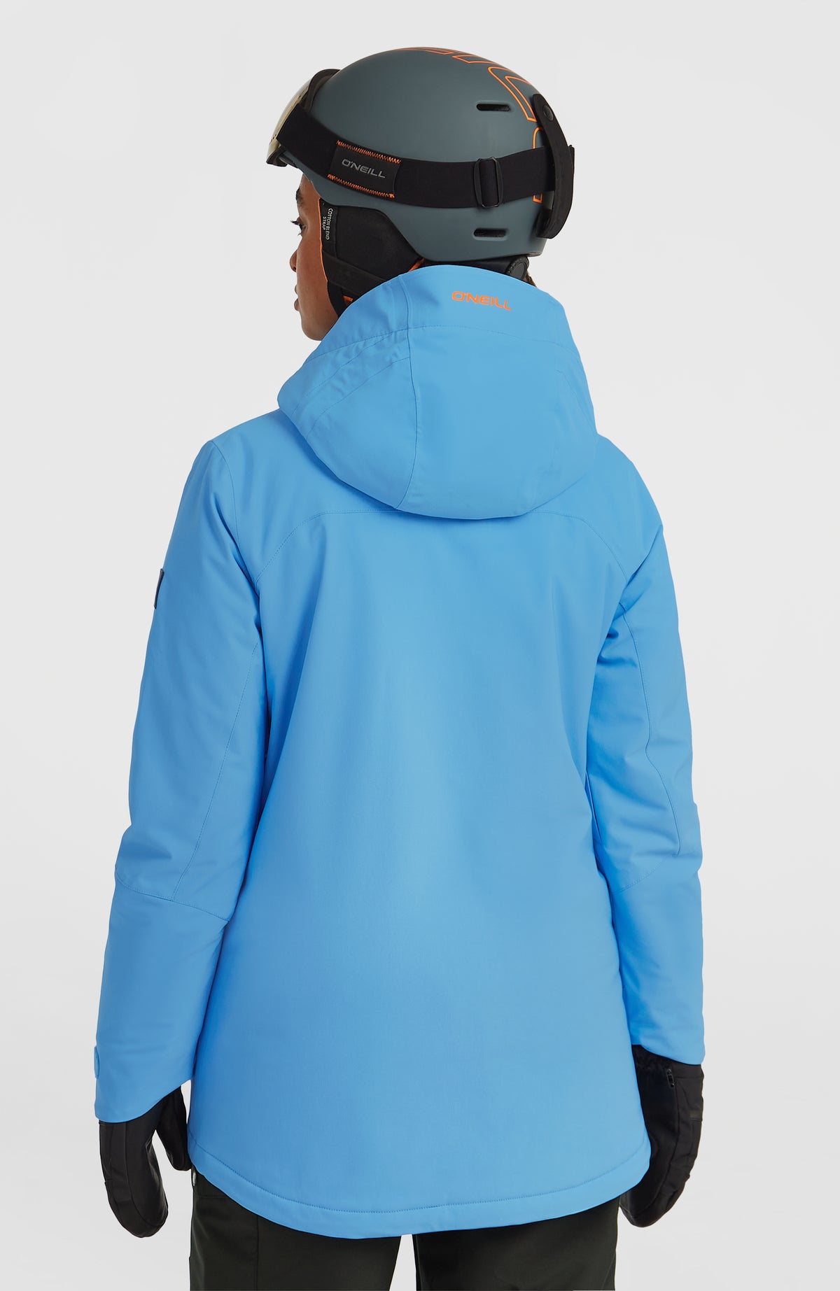 Blaue FWC'Peak Skijacke für Damen, Rückansicht am Model mit Kapuze und Logo-Print