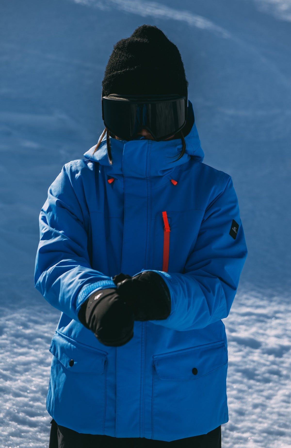 FWC'Peak Skijacke für Damen in Blau, im Schnee, Vorderansicht mit hohem Kragen