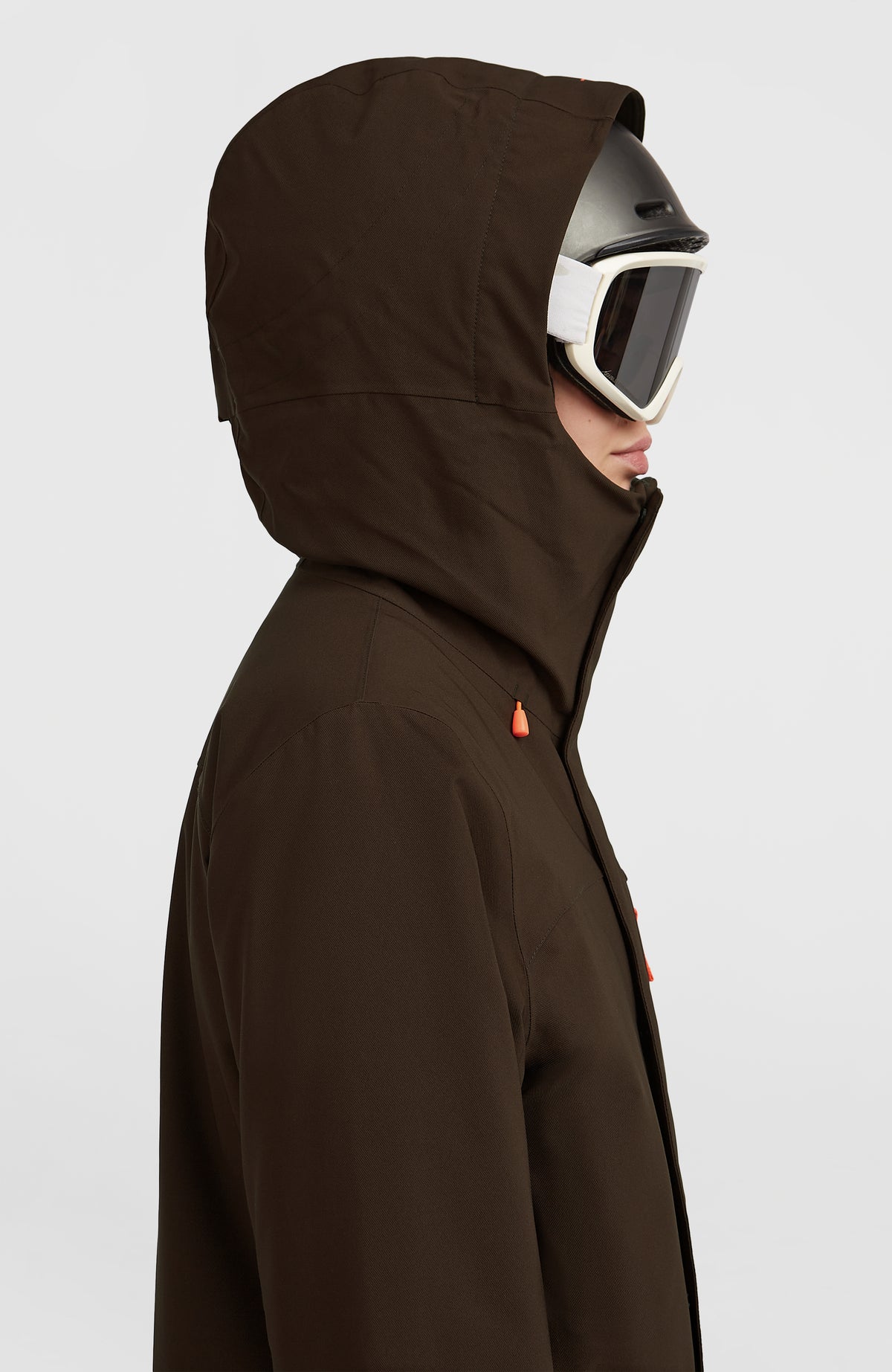 FWC'Peak Skijacke für Damen, braun, seitliche Profilansicht am Model mit geschlossener Kapuze