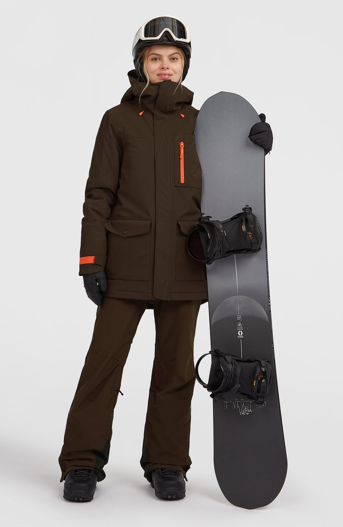 FWC'Peak Skijacke für Damen, braun, Ganzkörperansicht am Model mit passender Schneehose und Board