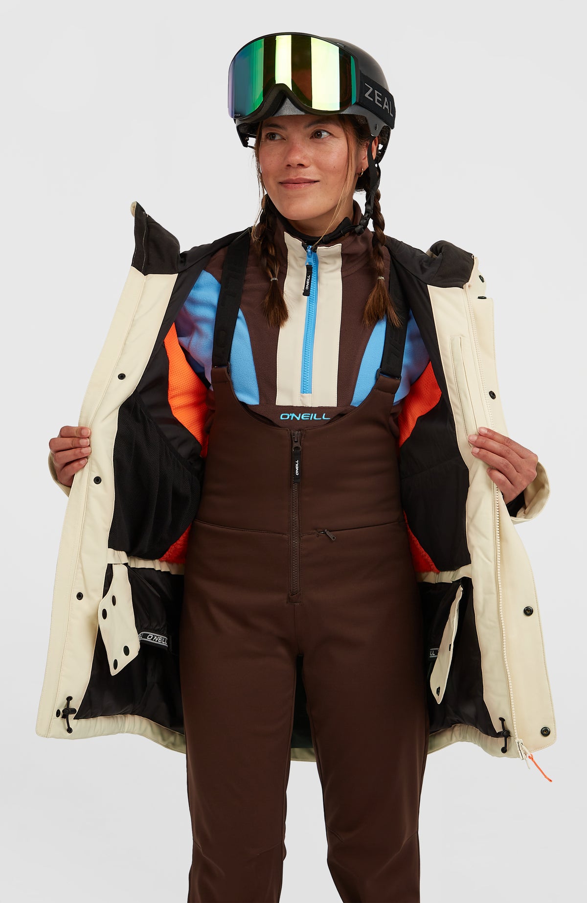 FWC'Peak Skijacke für Damen, beige, Vorderansicht am Model mit geöffnetem Reißverschluss und Innenfutter