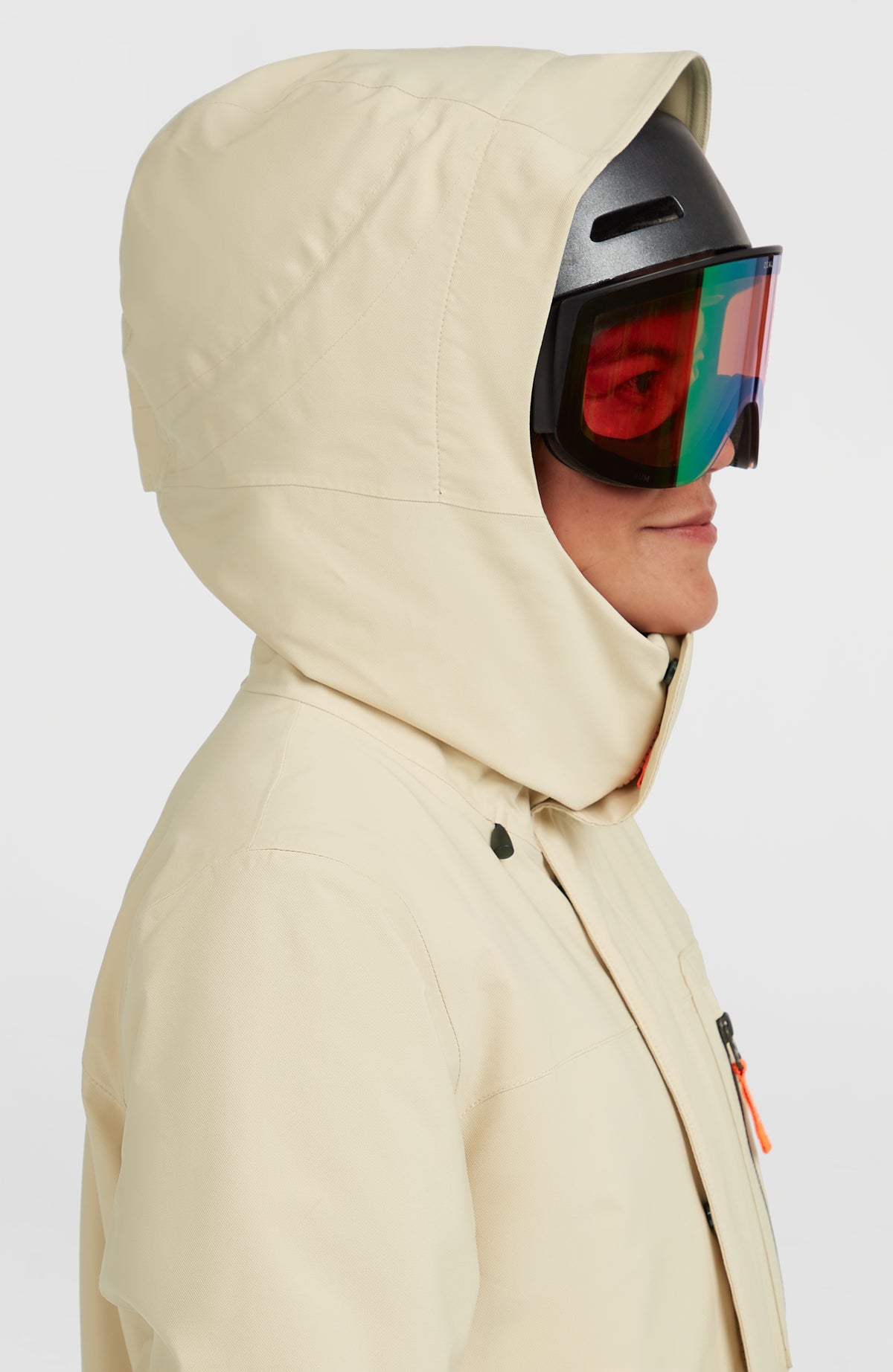 FWC'Peak Skijacke für Damen, beige, Seitenansicht am Model mit aufgesetzter Kapuze und hohem Kragen