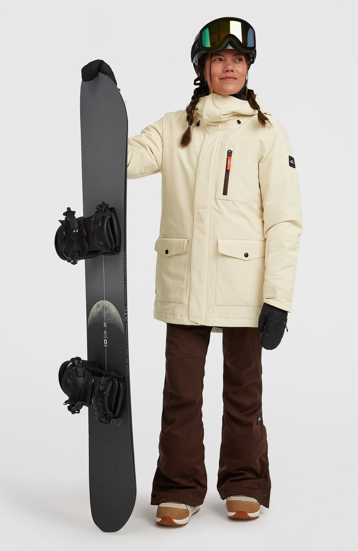 FWC'Peak Skijacke für Damen, beige, Ganzkörperansicht am Model mit aufgesetzten Pattentaschen