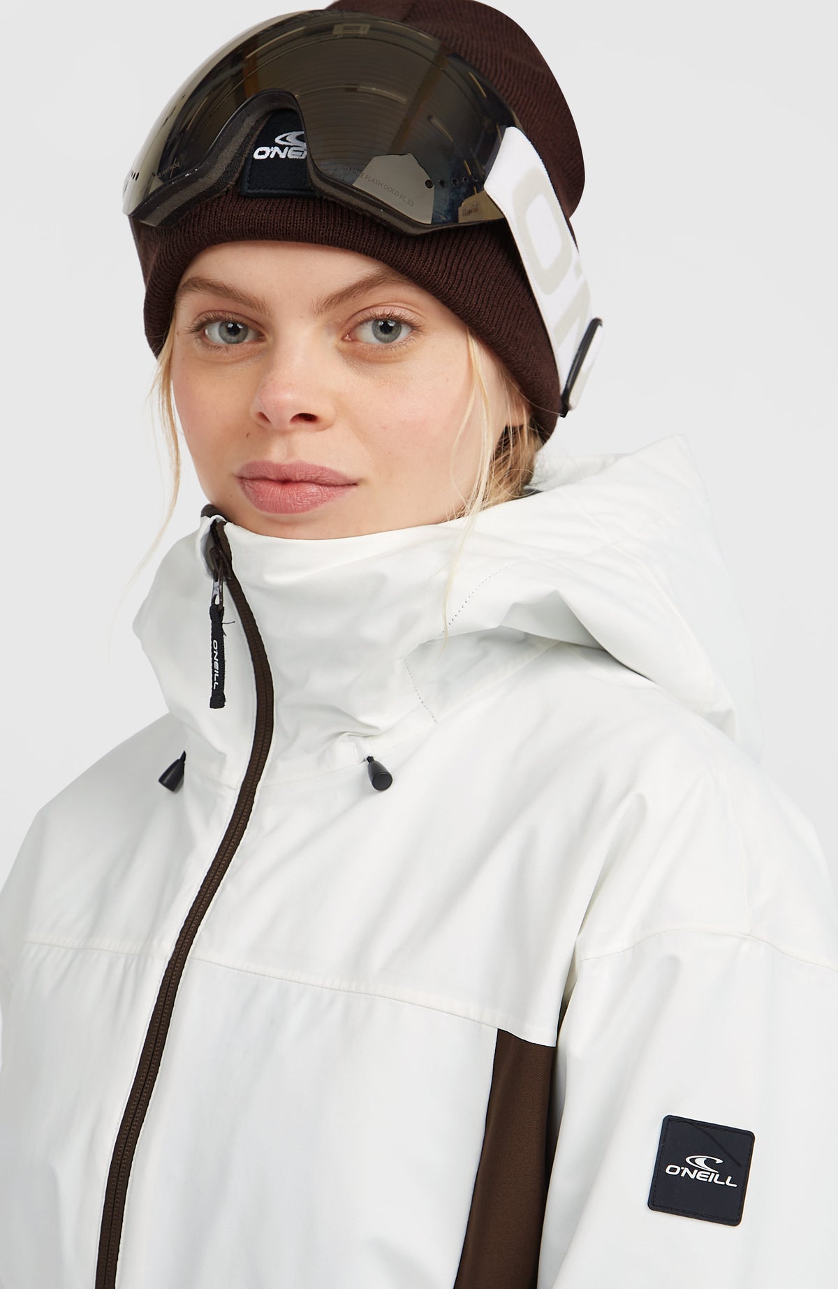 FWC'Cruz Hybrid-Skijacke mit Gürtel für Damen, weiß, Nahaufnahme von Kragen und Kapuze