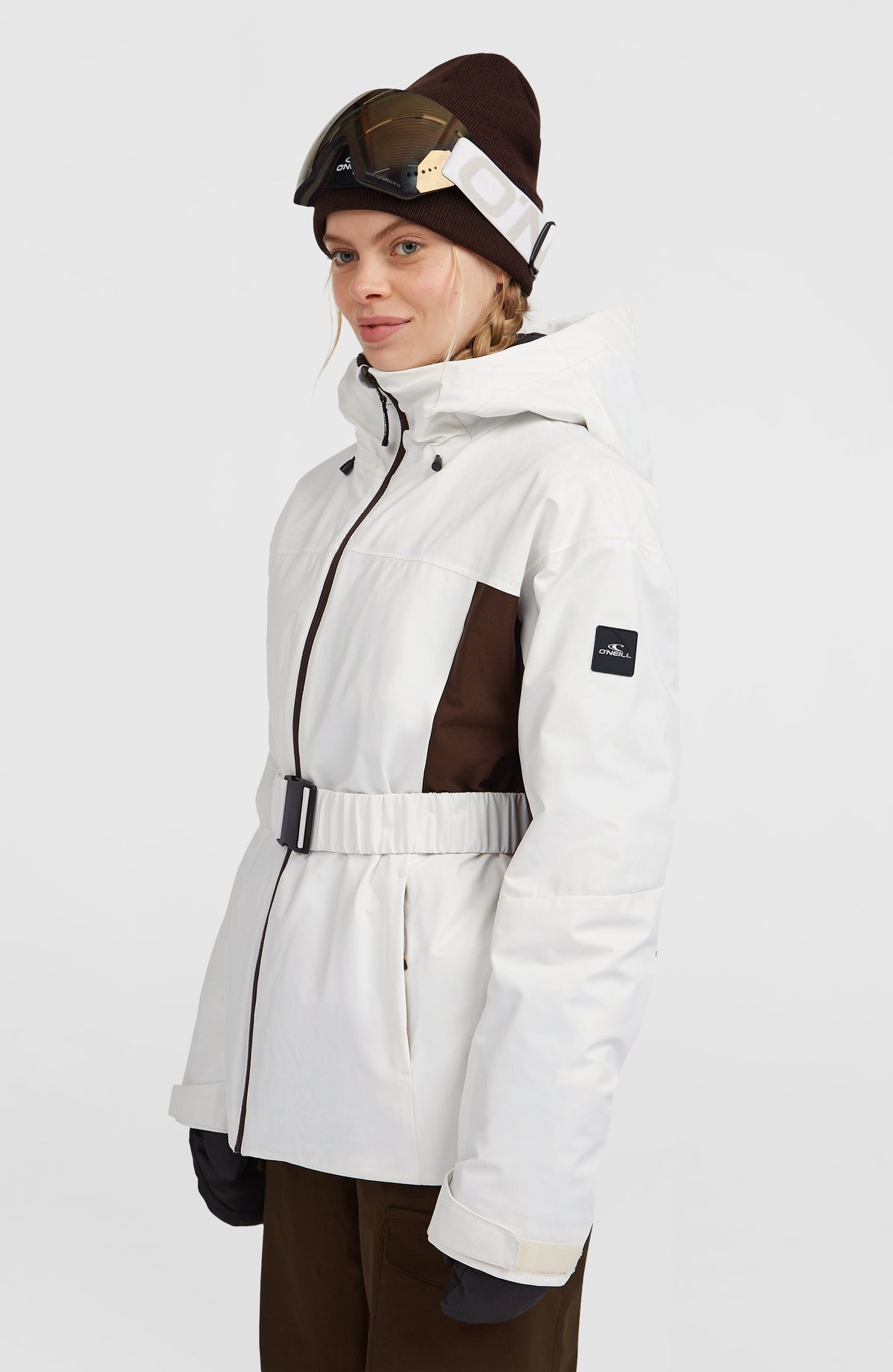 FWC'Cruz Hybrid-Skijacke mit Gürtel für Damen, weiß, Halbprofilansicht am Model