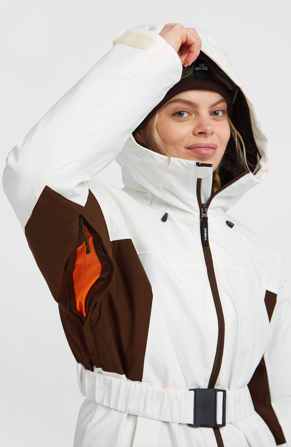 FWC'Cruz Hybrid-Skijacke mit Gürtel, weiß, geöffneter Belüftungsreißverschluss am Ärmel