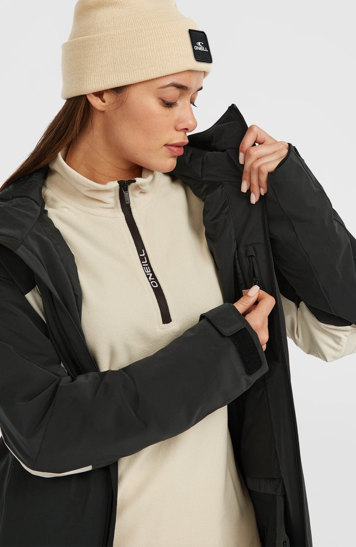 FWC'Cruz Hybrid-Skijacke mit Gürtel, schwarz, Detailansicht der Reißverschluss-Innentasche am Model