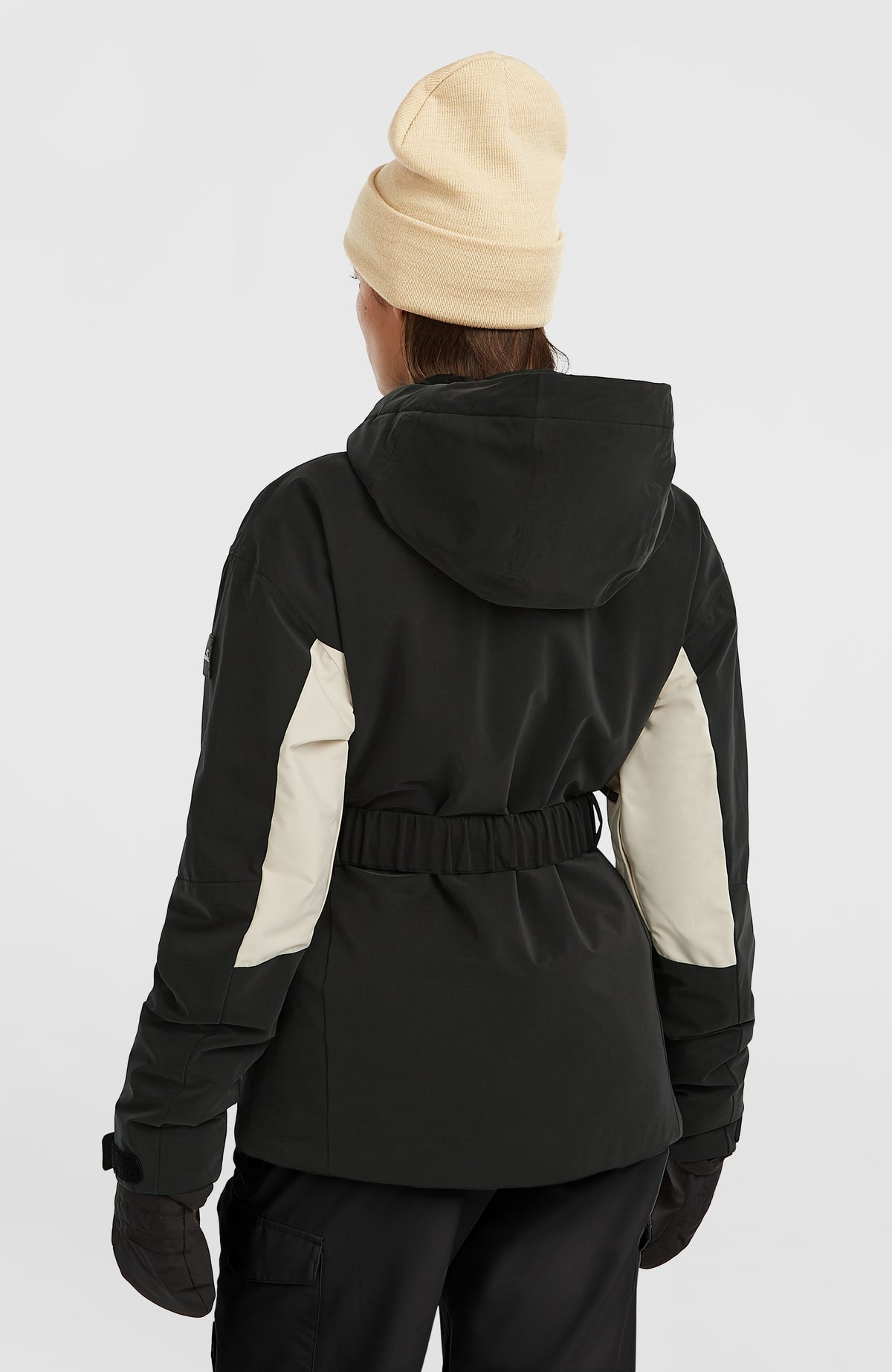 FWC'Cruz Hybrid-Skijacke mit Gürtel für Damen, schwarz, Rückansicht am Model mit Kapuze