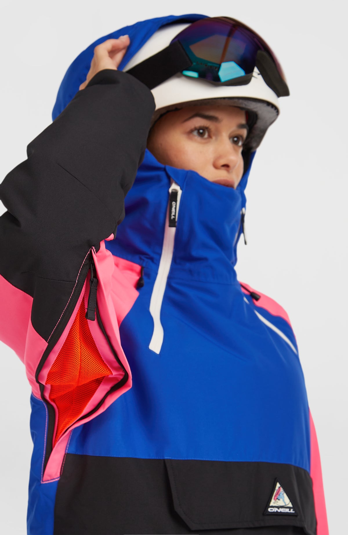 Nahaufnahme der blauen FWC'Play Asymmetric Jacke am Model mit geöffnetem Belüftungsreißverschluss