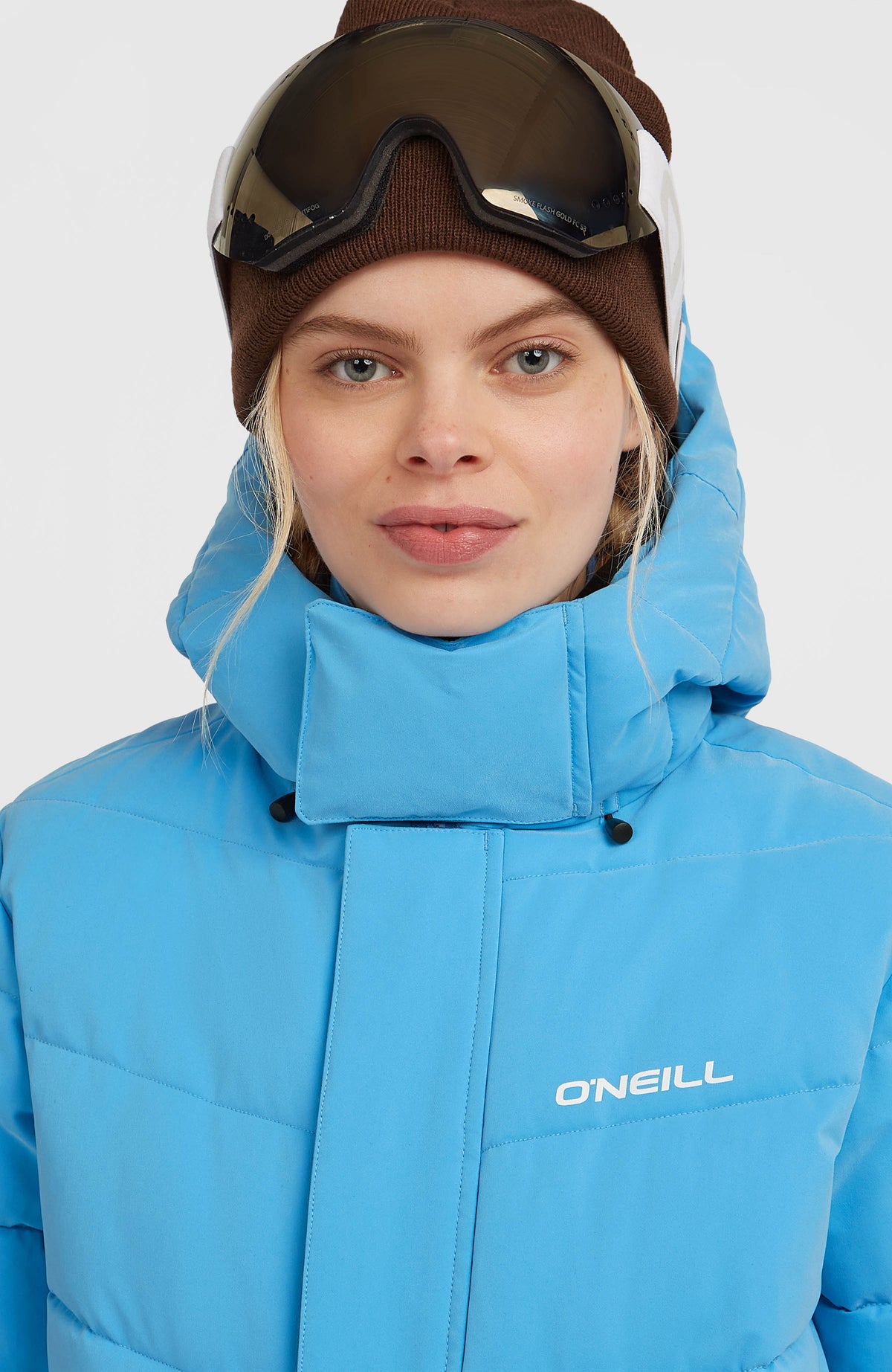 Nahaufnahme von Kragen und Kapuze der blauen Gesteppten FWC'Cruz Hybrid-Skijacke am Model