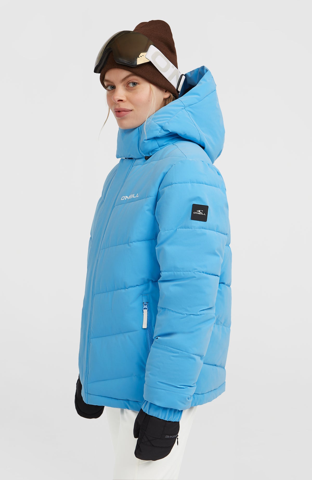 Gesteppte FWC'Cruz Hybrid-Skijacke für Damen in Blau, Halbprofil am Model mit Logo-Badge am Ärmel