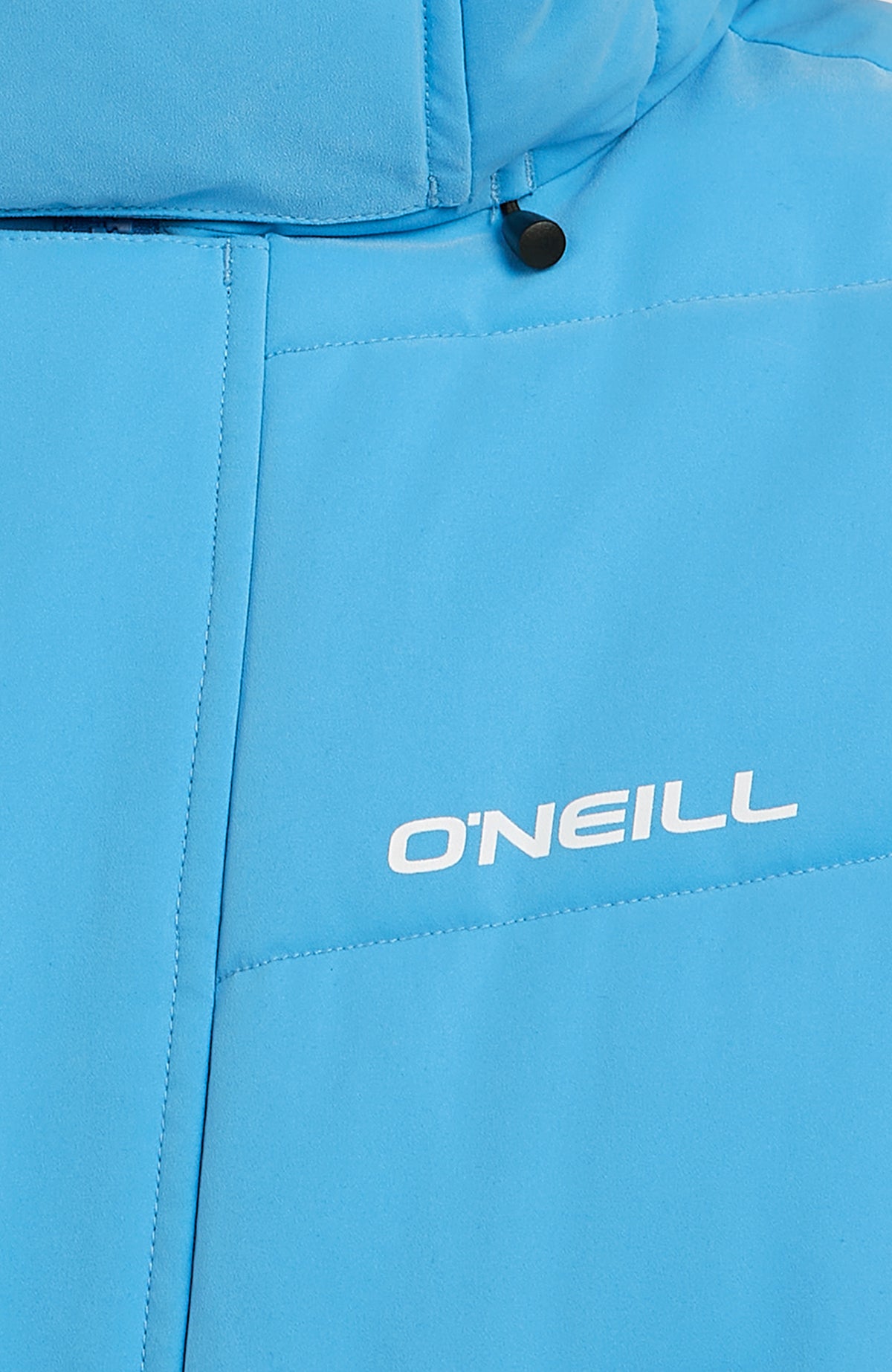 Nahaufnahme des weißen Logo-Schriftzugs auf der blauen Gesteppten FWC'Cruz Hybrid-Skijacke