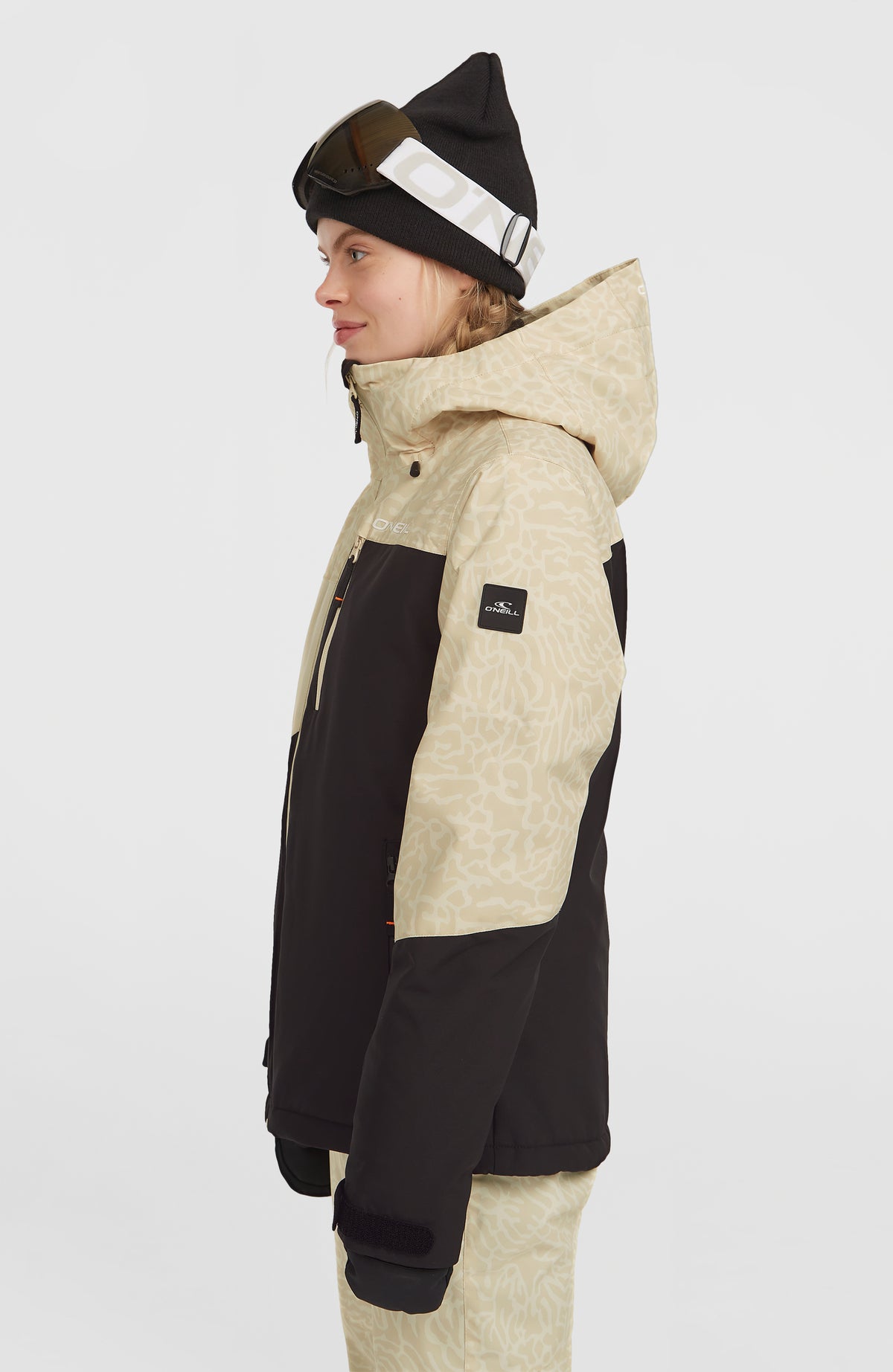 FWC'Cruz Triple Skijacke für Damen, beige mit Tiermuster in Hellbeige, Seitenansicht mit Logo-Aufnäher