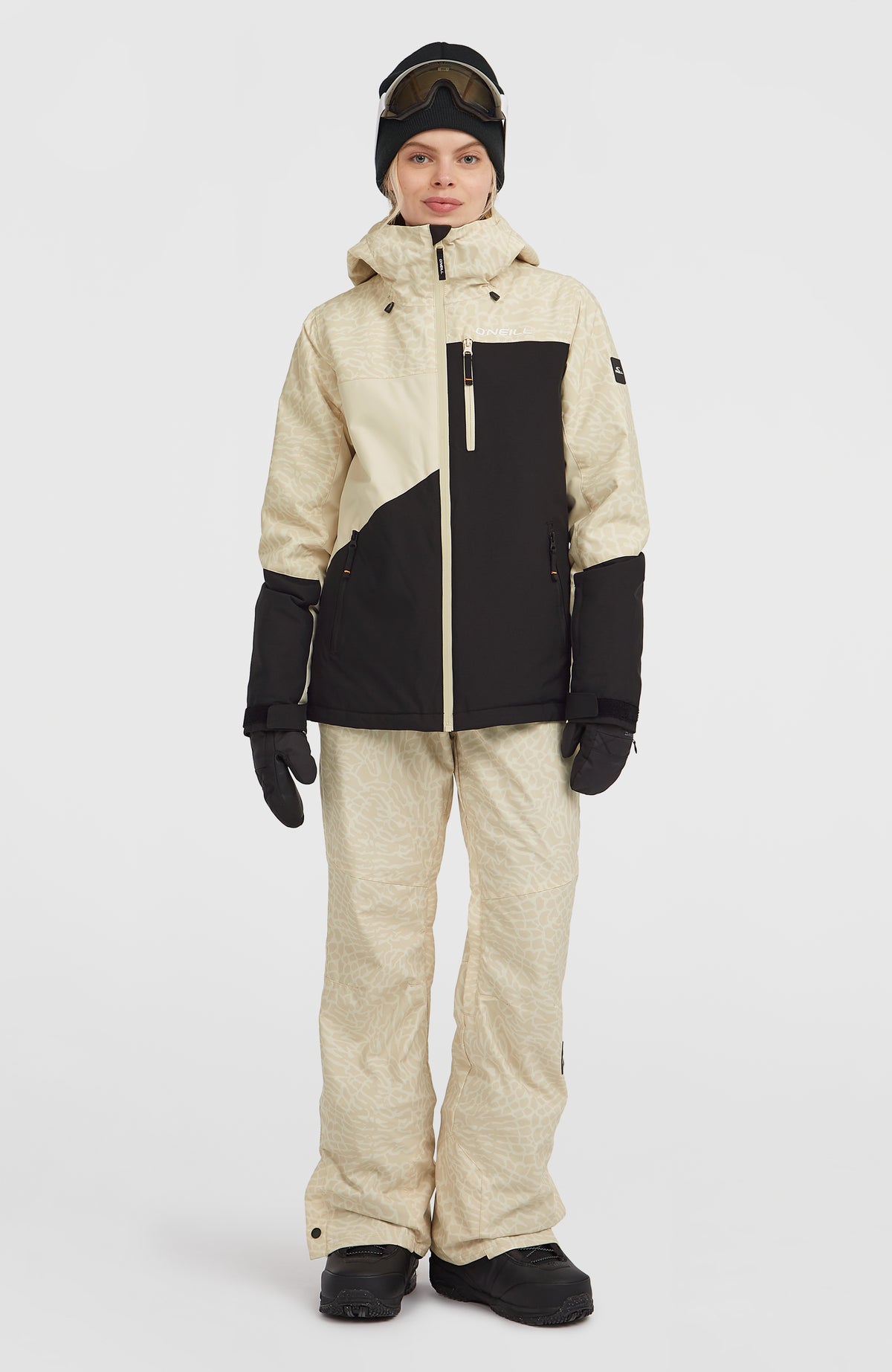FWC'Cruz Triple Skijacke für Damen, beige mit Tiermuster in Hellbeige, Ganzkörperansicht am Model