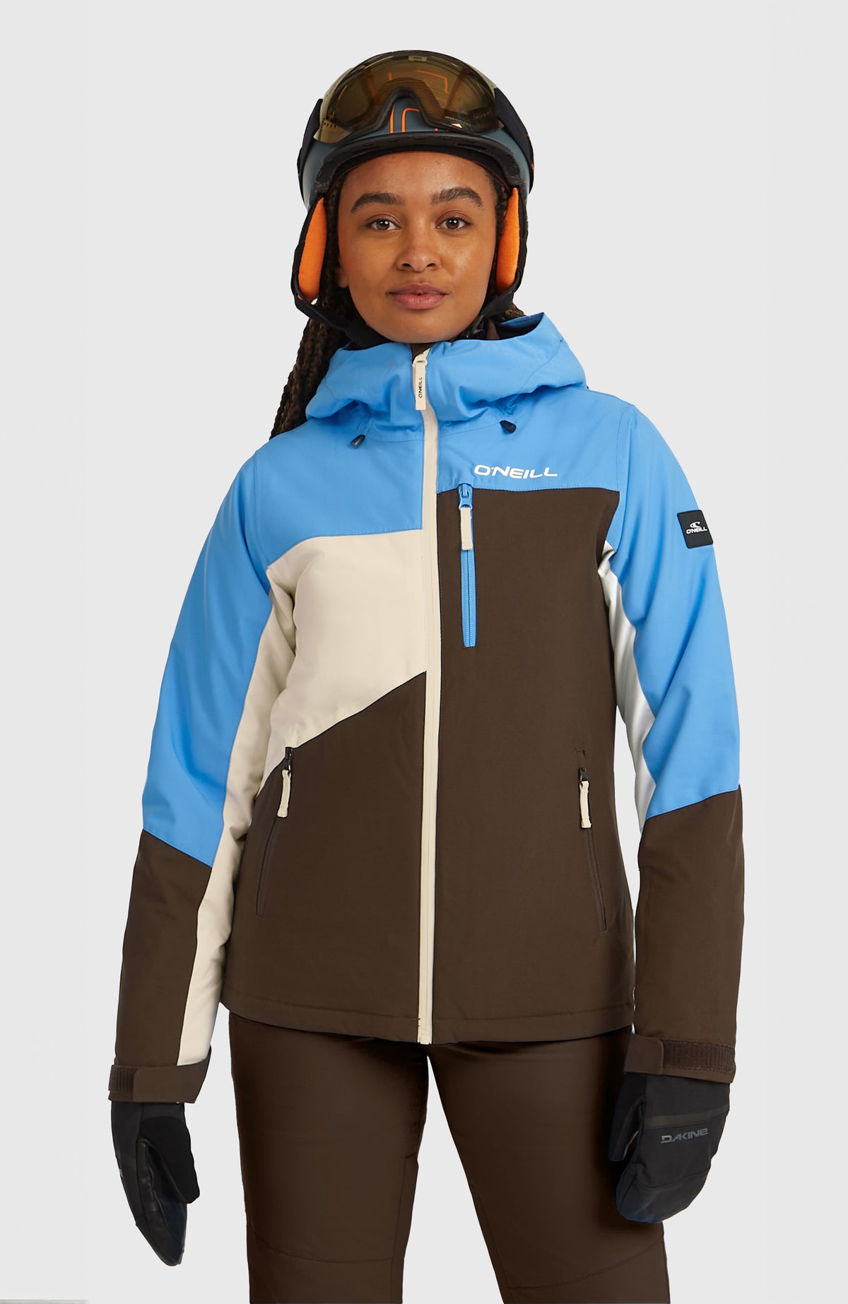 O'Neill FWC'Cruz Triple Skijacke für Damen, blau, Vorderansicht getragen am Model mit Reißverschlusstaschen